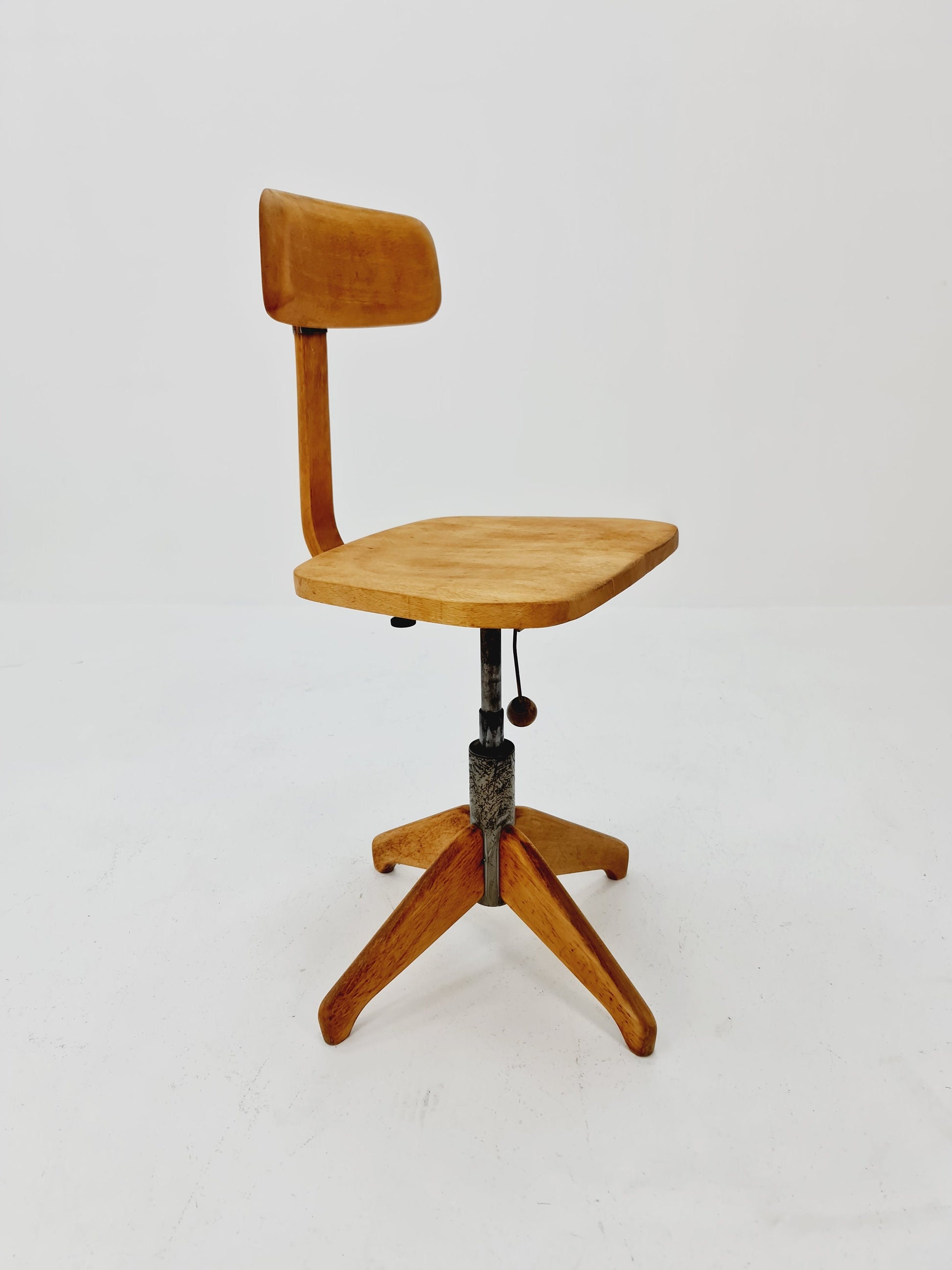 Bauhaus swivel office chair in solid wood By Der FerderDreh 1930s