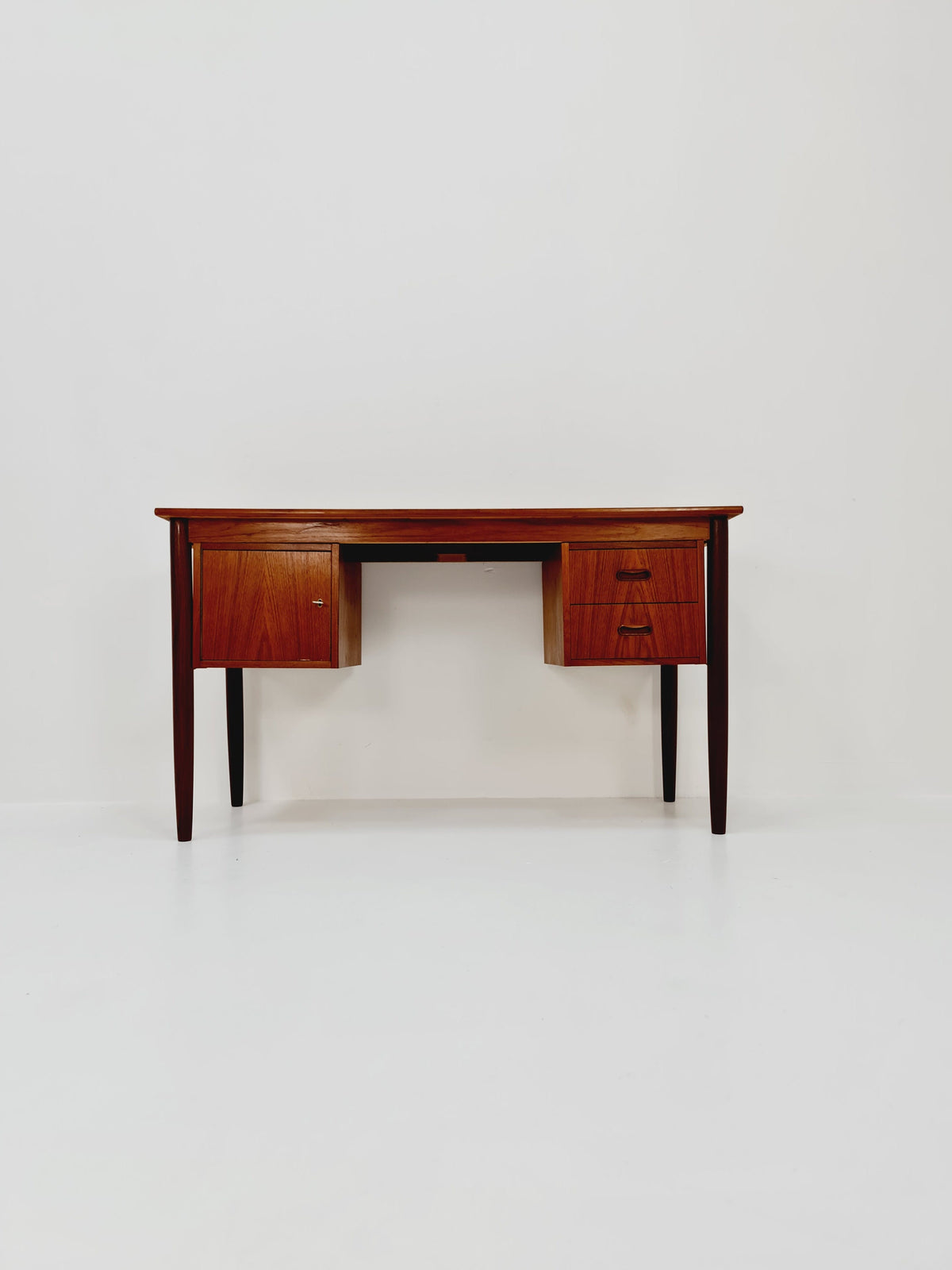 Mid-century Danish teak desk by Egon Jensen for Hanbjerg Møbelfabrik, Tibergaard, 1960s