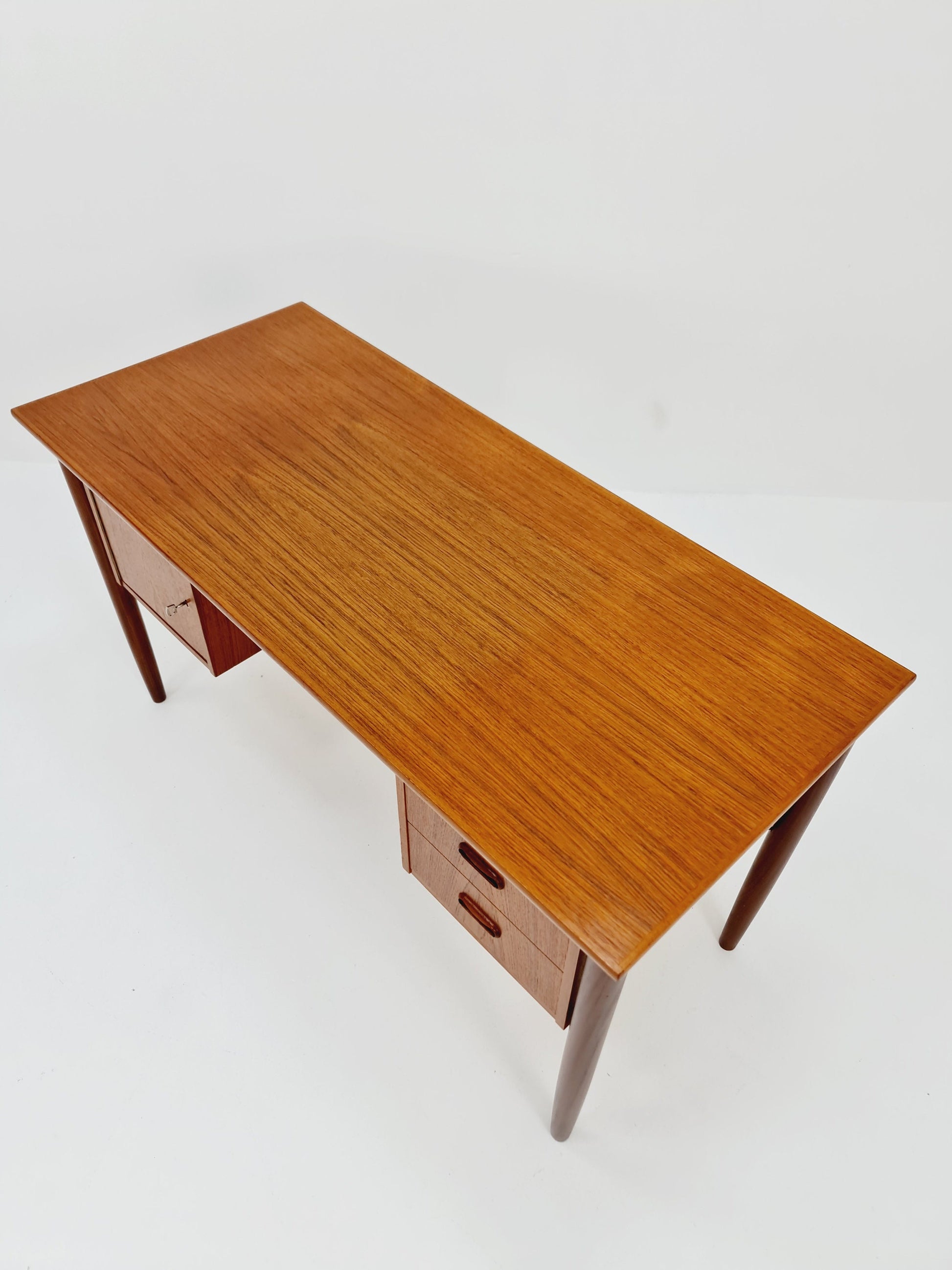 Mid-century Danish teak desk by Egon Jensen for Hanbjerg Møbelfabrik, Tibergaard, 1960s