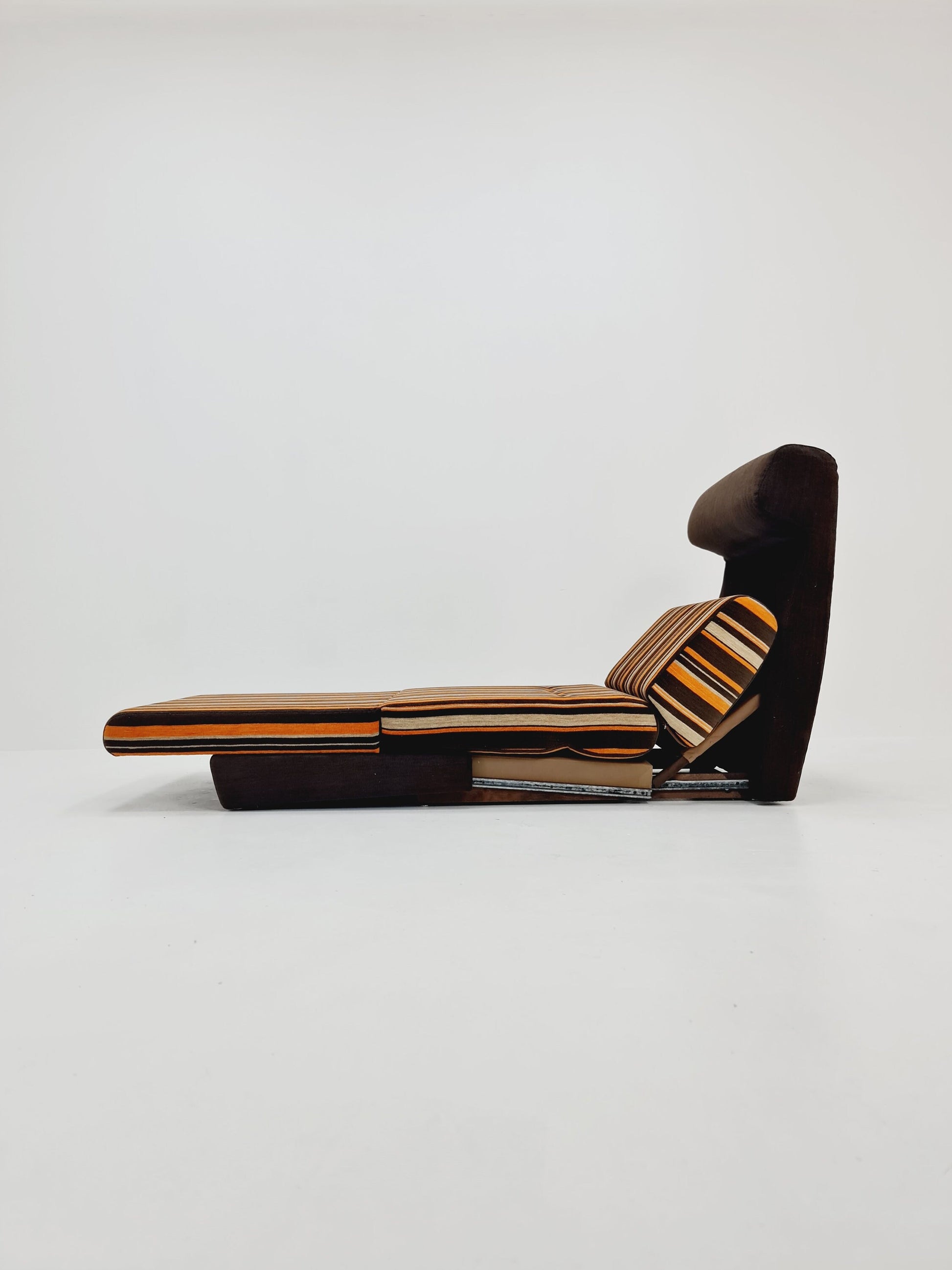 German space age singel couch extendable to bed, 1970s
