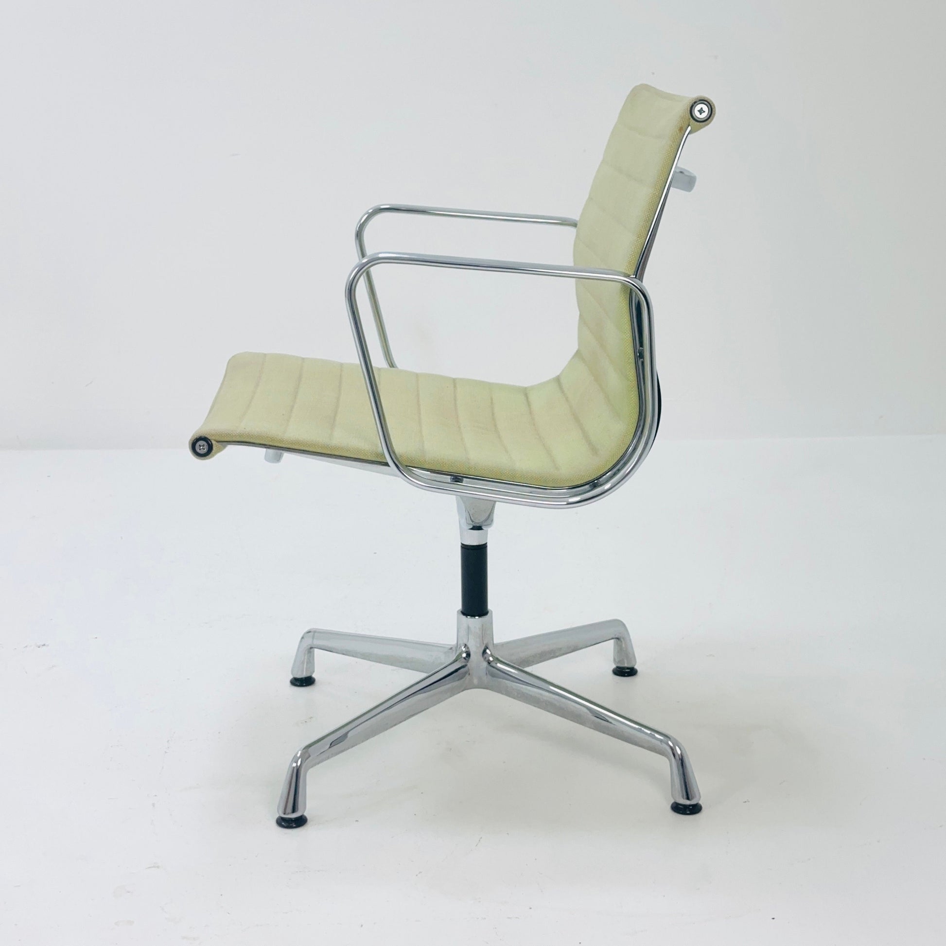 1 of 2 Swivel office armchair by Herman Miller, Charles & Ray EAMES - 1970s