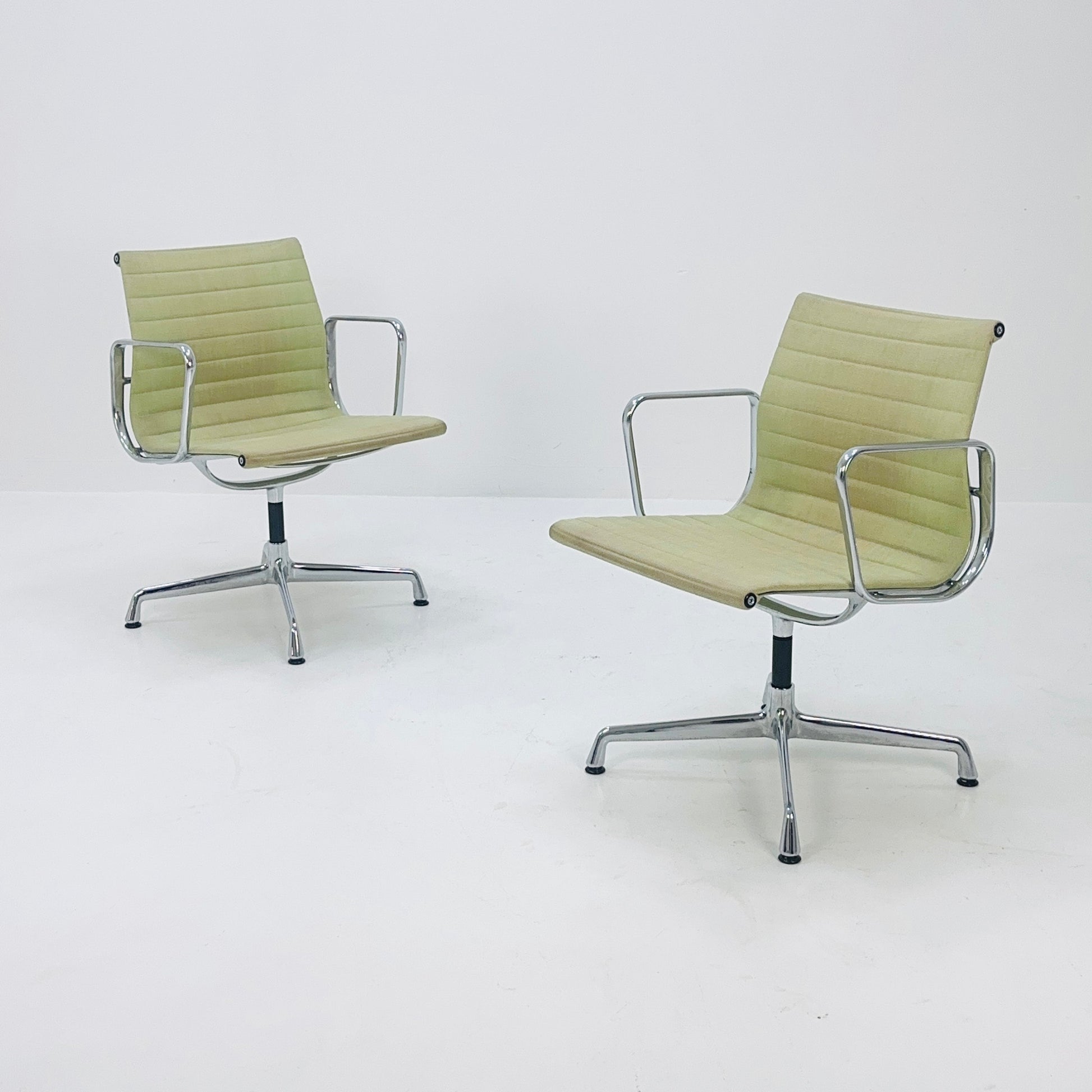 1 of 2 Swivel office armchair by Herman Miller, Charles & Ray EAMES - 1970s