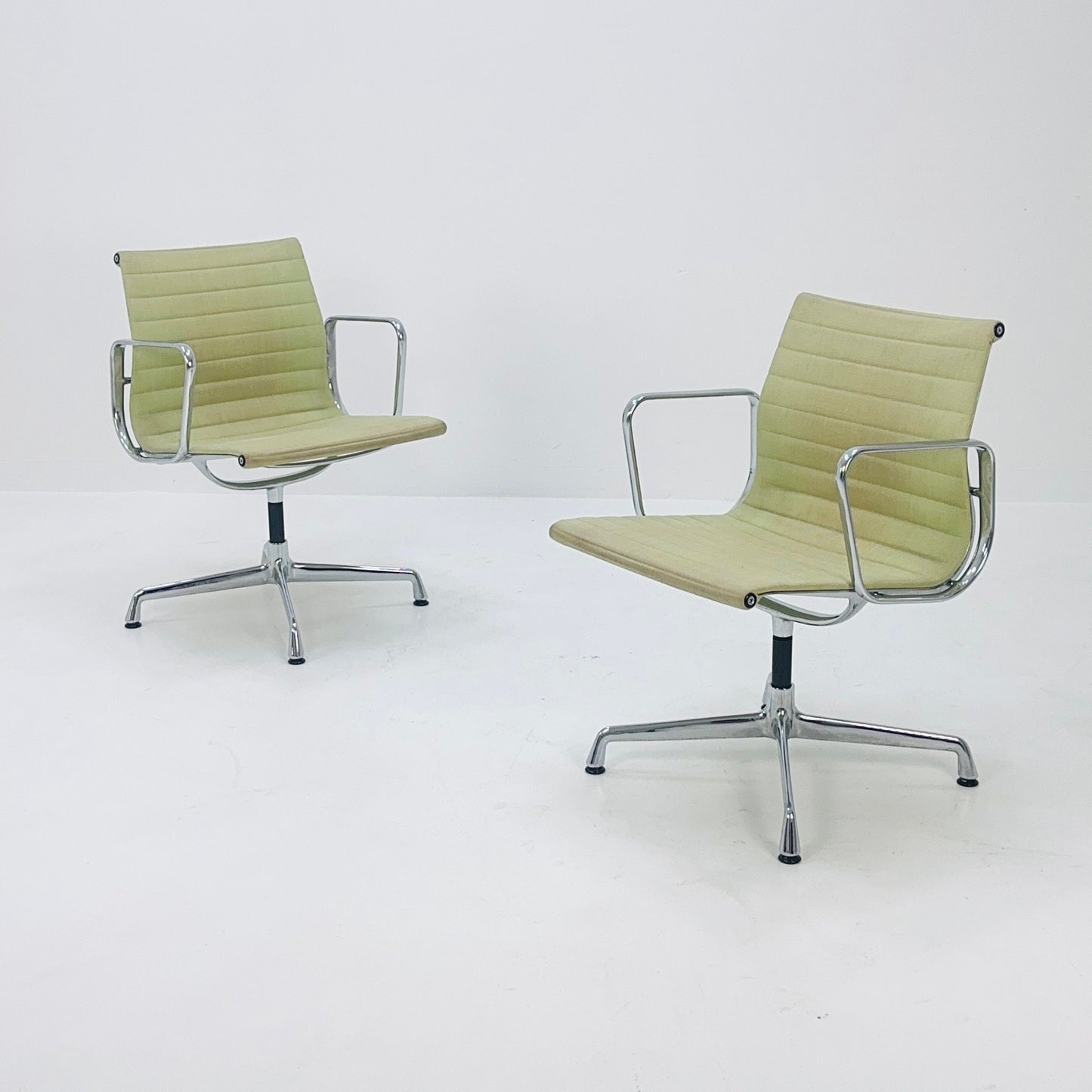 1 of 2 Swivel office armchair by Herman Miller, Charles & Ray EAMES - 1970s