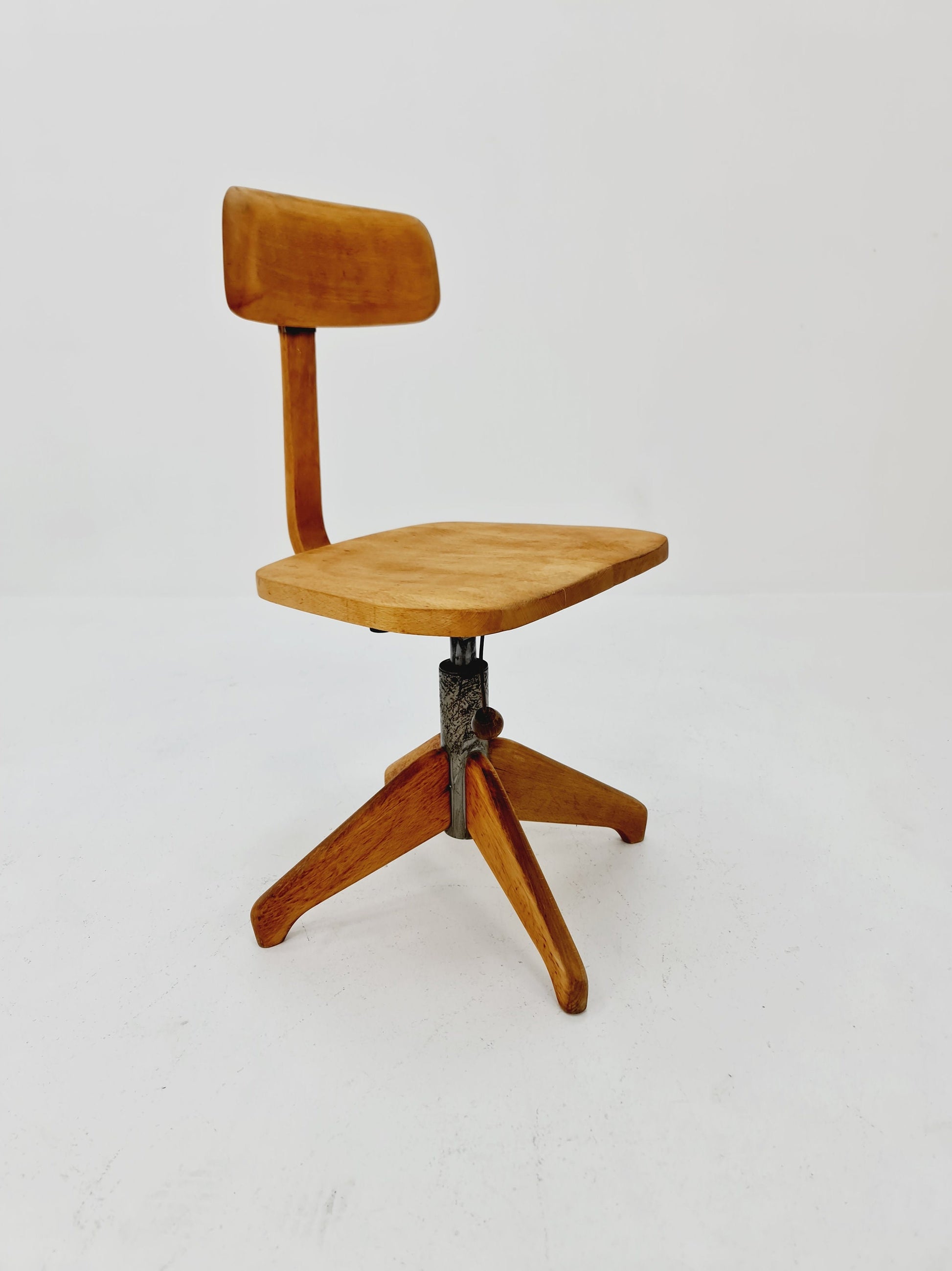 Bauhaus swivel office chair in solid wood By Der FerderDreh 1930s