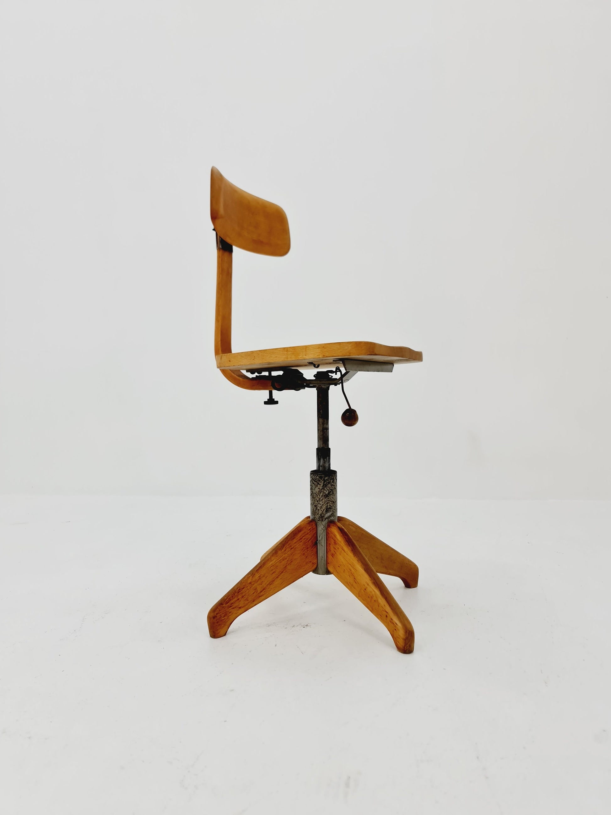 Bauhaus swivel office chair in solid wood By Der FerderDreh 1930s