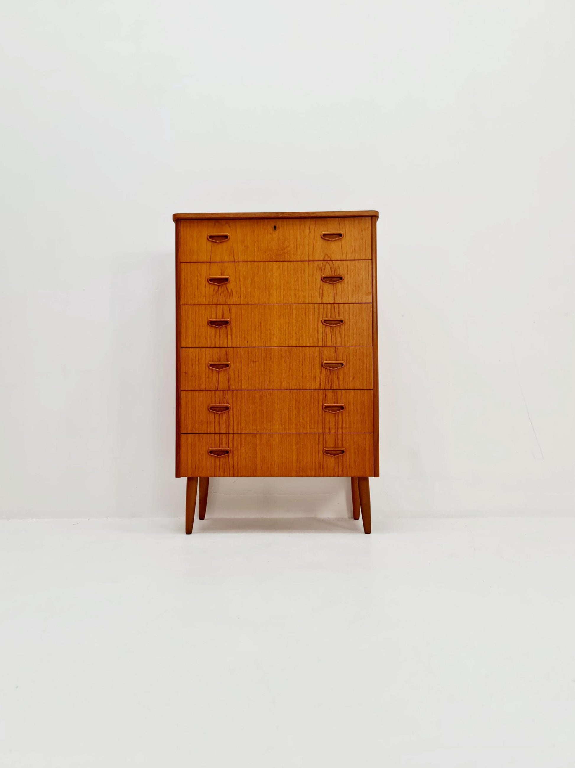 Midcentury Danish teak chest of drawers / drawer dresser / cabinet, 1960s