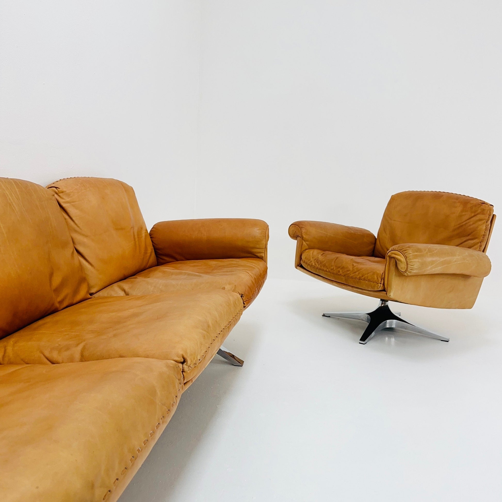 Mid Century De Sede "DS-31" 3-seater sofa and two armchairs set in cognac leather, Switzerland 1970s