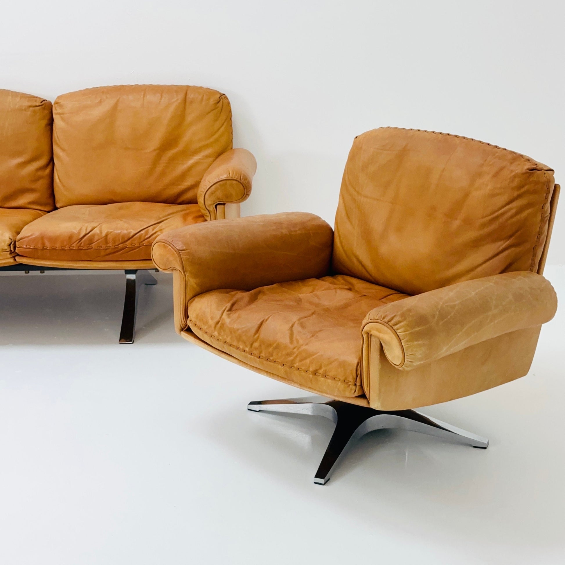 Mid Century De Sede "DS-31" 3-seater sofa and two armchairs set in cognac leather, Switzerland 1970s
