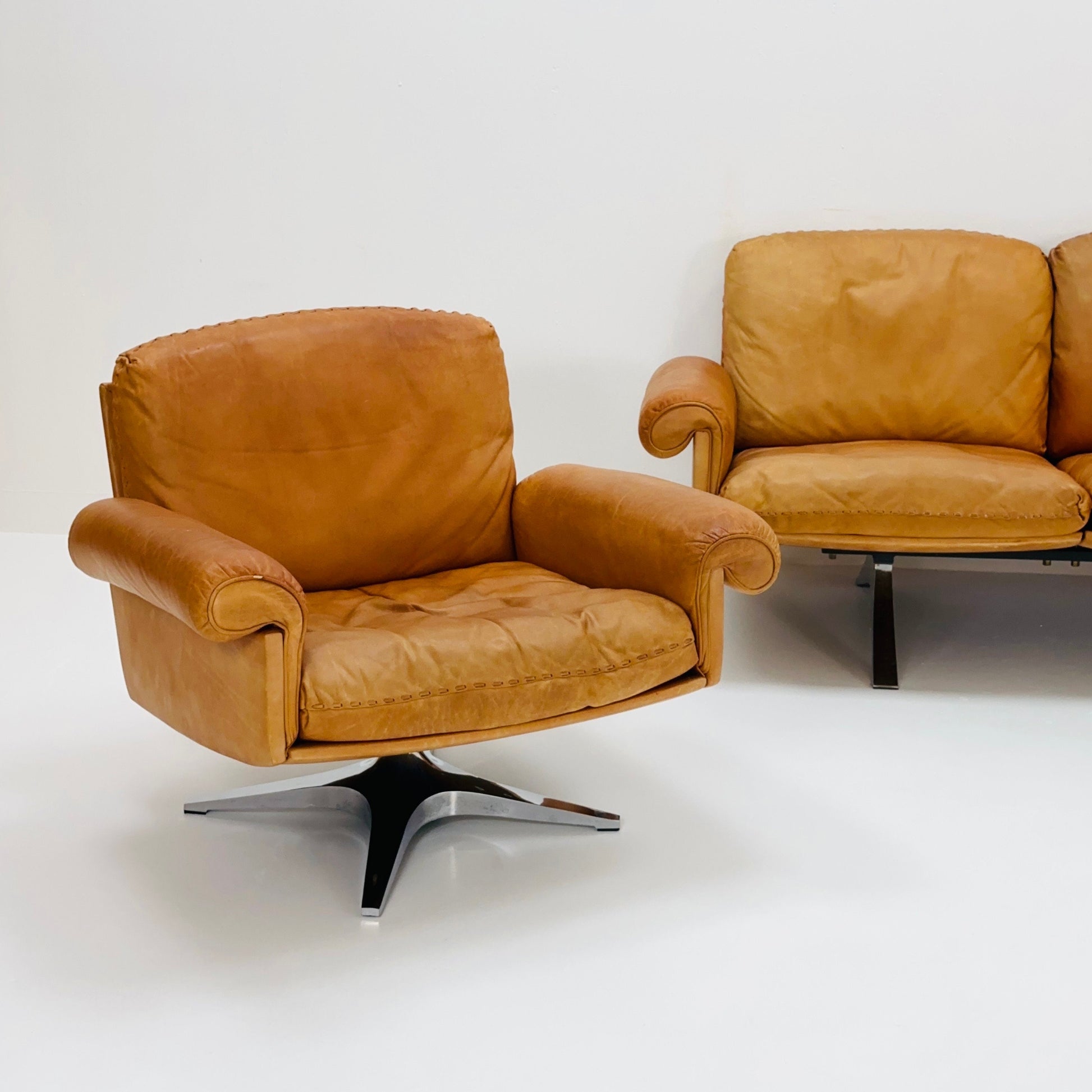 Mid Century De Sede "DS-31" 3-seater sofa and two armchairs set in cognac leather, Switzerland 1970s