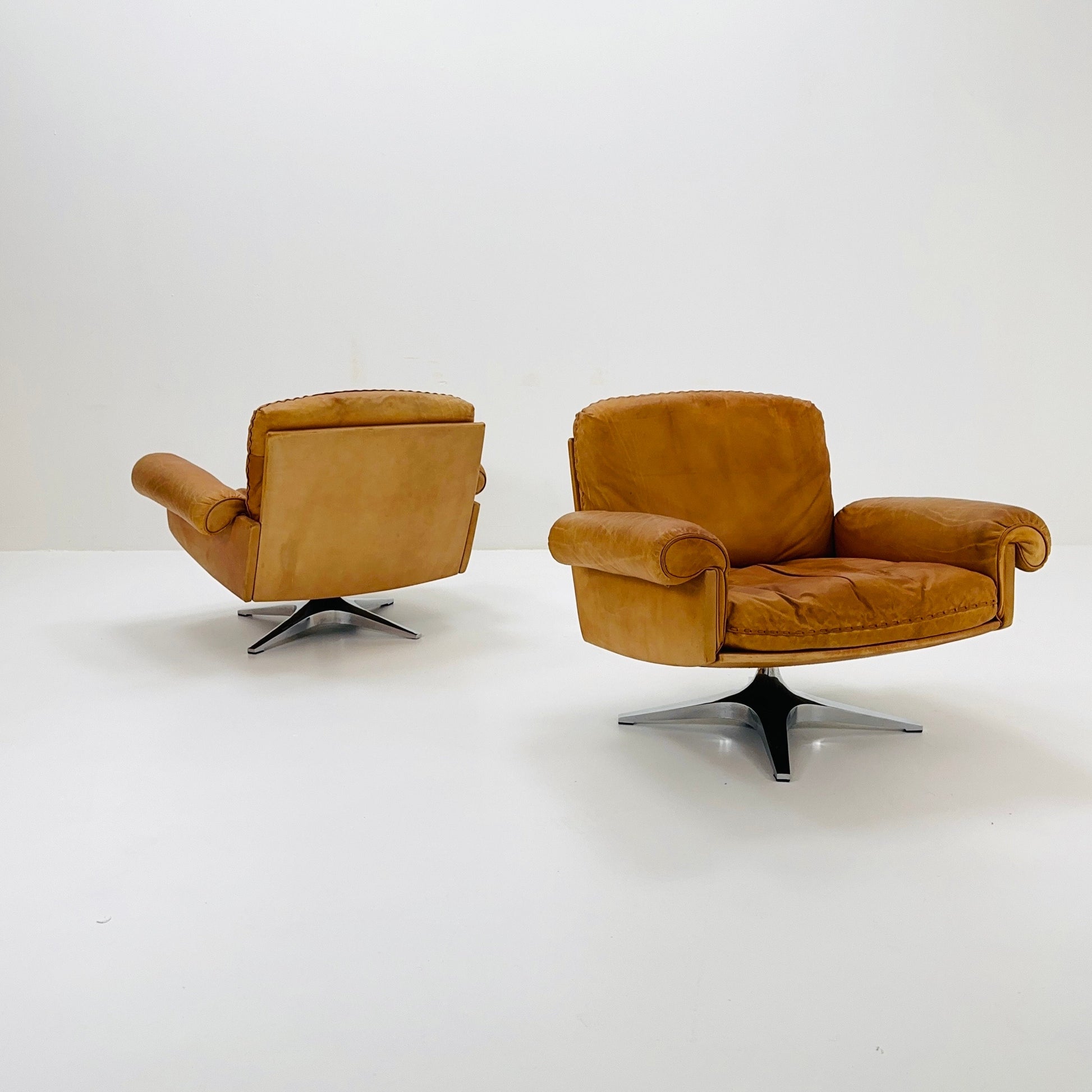 Mid Century De Sede "DS-31" 3-seater sofa and two armchairs set in cognac leather, Switzerland 1970s