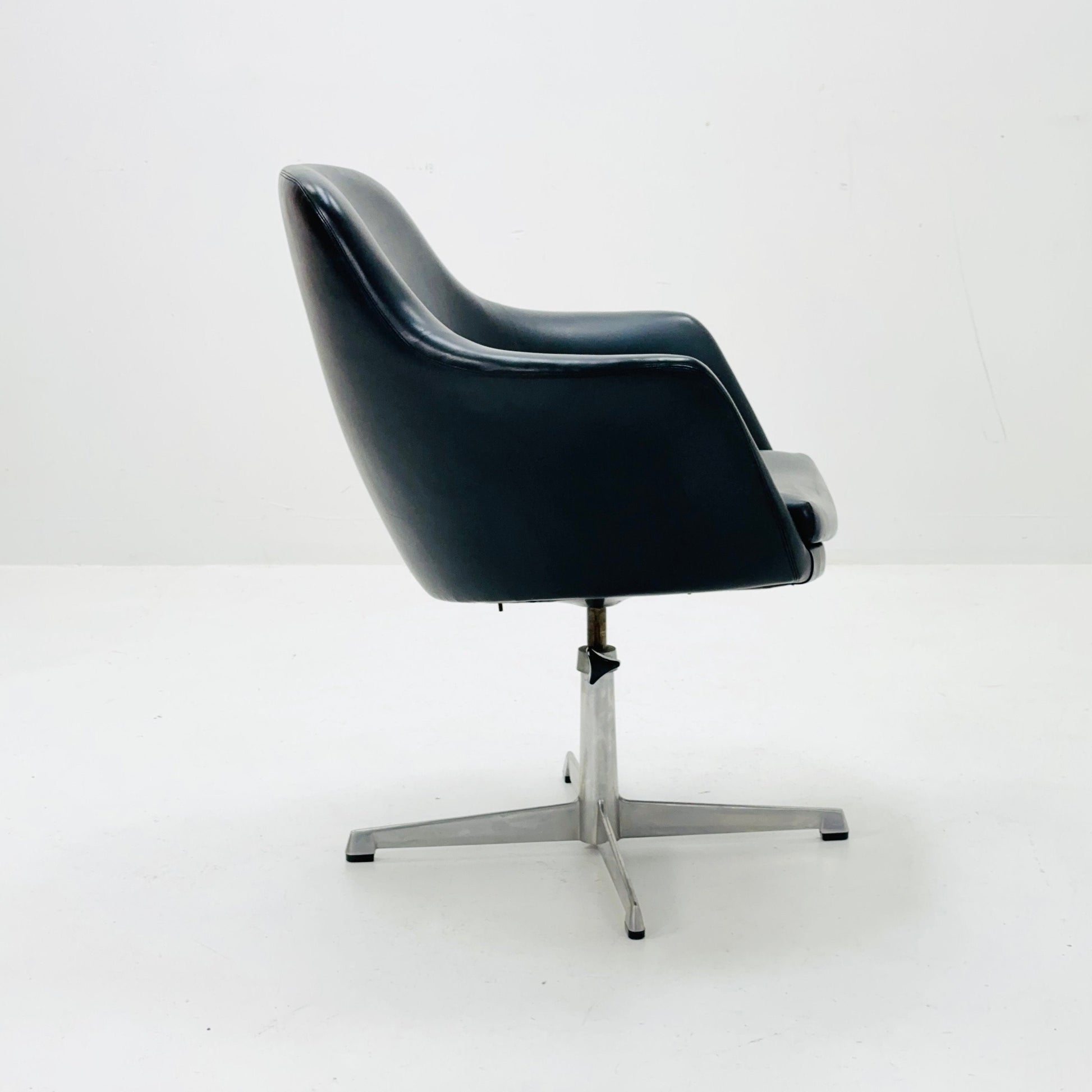 Mid century Olli Mannermaa black Leather Kilta armchair by Eugen Schmidt & Cassina Martela 1970s