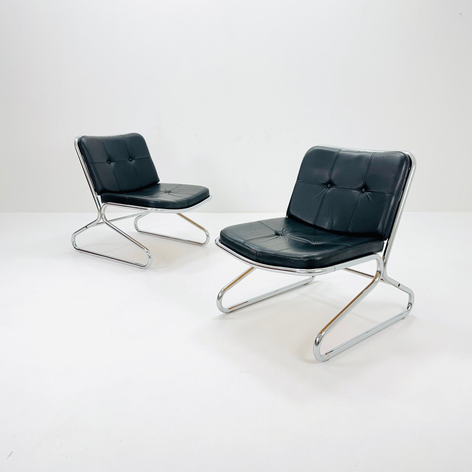 Mid century Bauhaus tubular lounge Chair black leather Italy 1980s