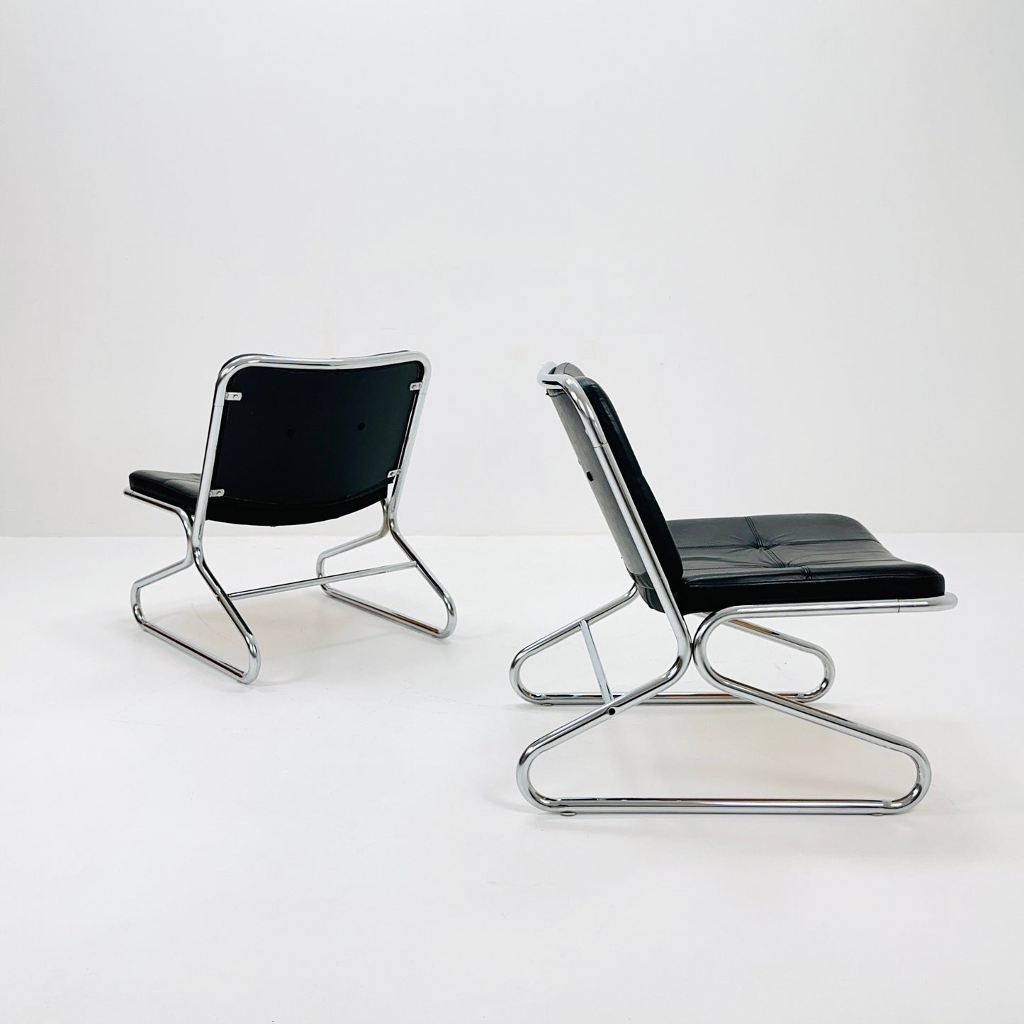 Mid century Bauhaus tubular lounge Chair black leather Italy 1980s
