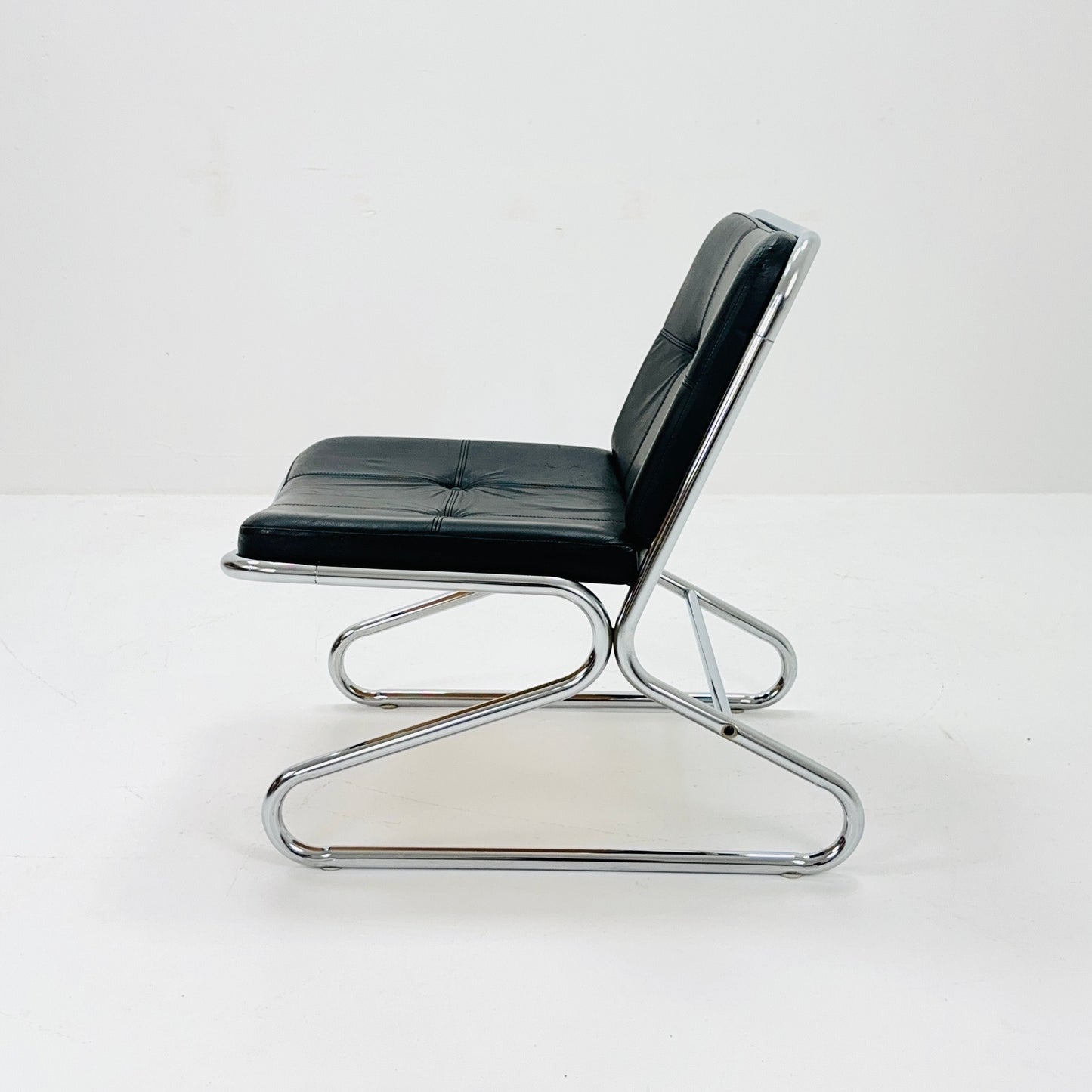 Mid century Bauhaus tubular lounge Chair black leather Italy 1980s