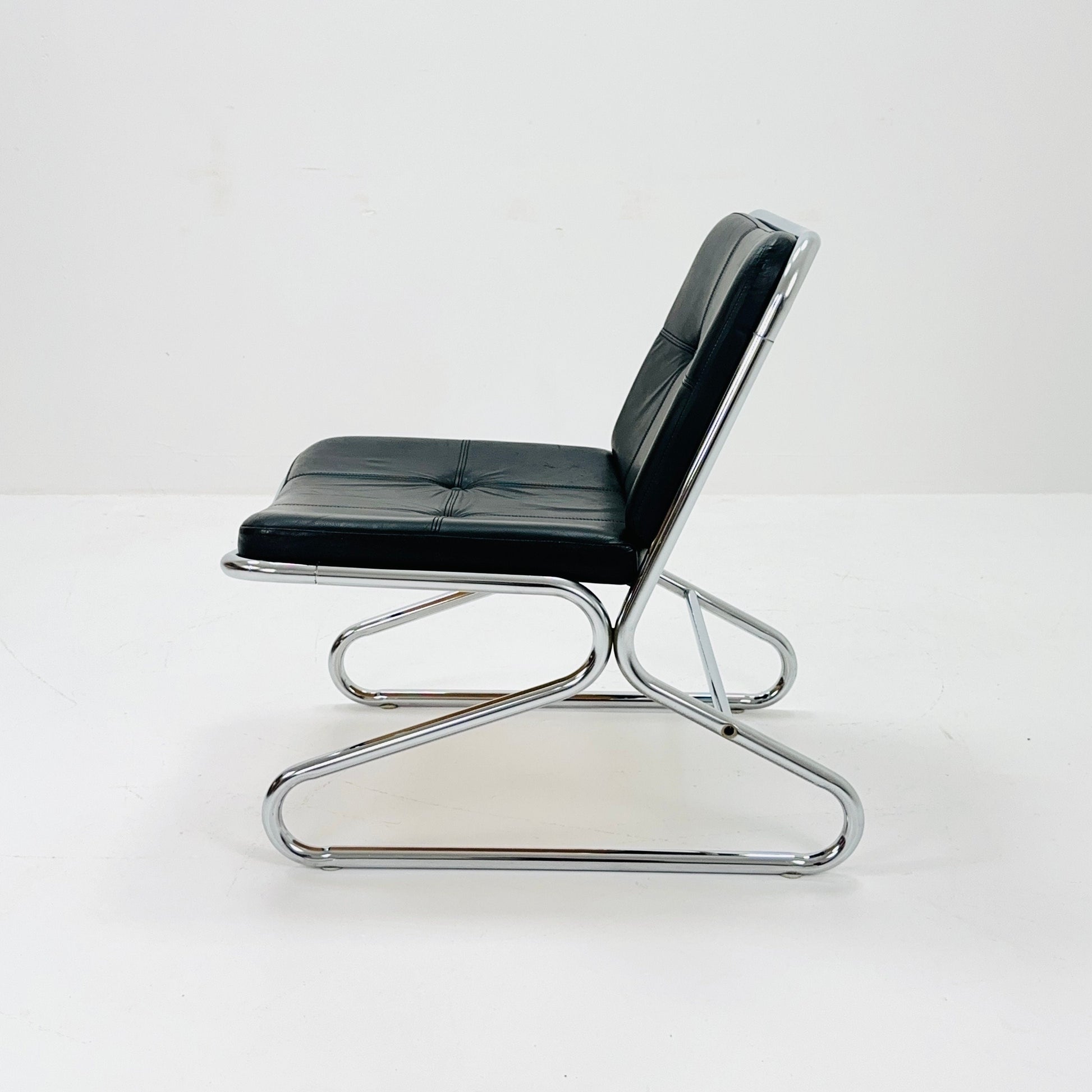 Mid century Bauhaus tubular lounge Chair black leather Italy 1980s
