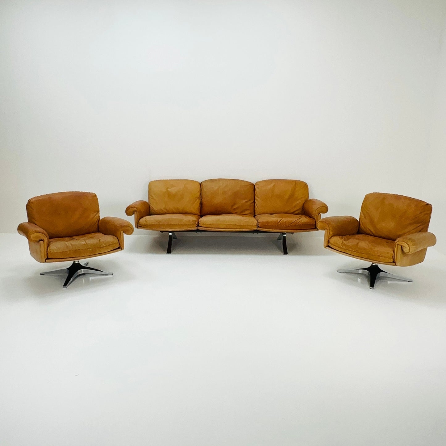 Mid Century De Sede "DS-31" 3-seater sofa and two armchairs set in cognac leather, Switzerland 1970s