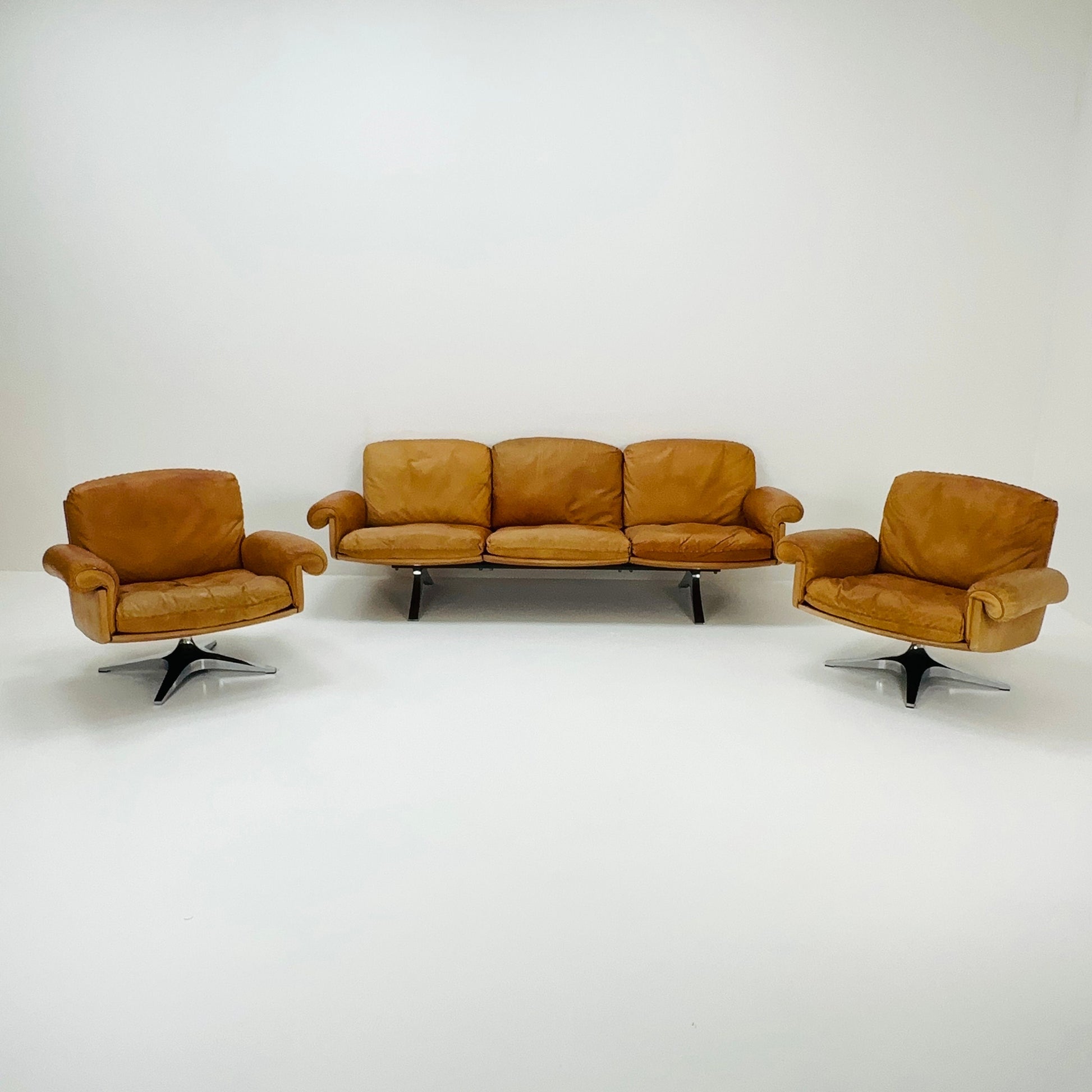 Mid Century De Sede "DS-31" 3-seater sofa and two armchairs set in cognac leather, Switzerland 1970s