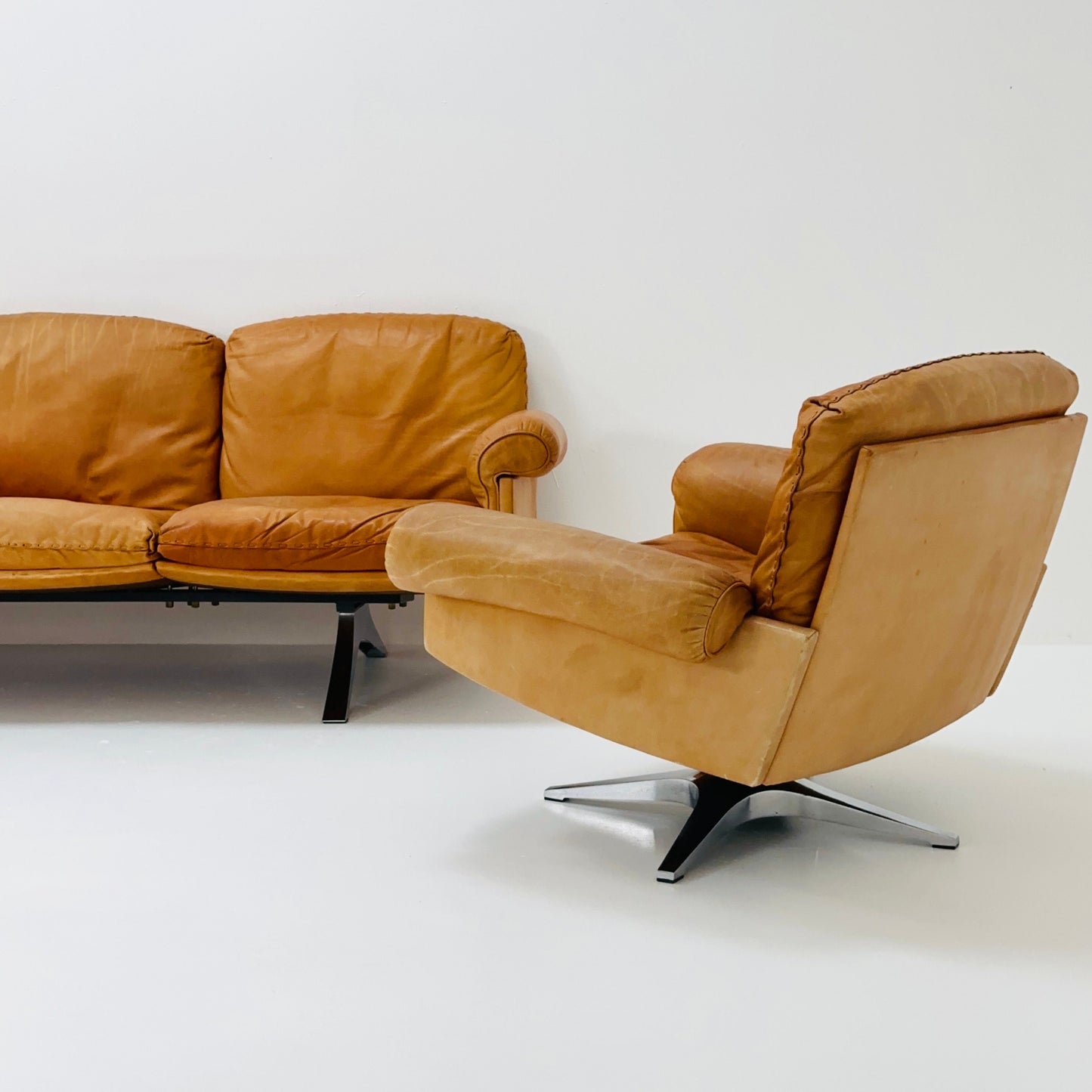 Mid Century De Sede "DS-31" 3-seater sofa and two armchairs set in cognac leather, Switzerland 1970s
