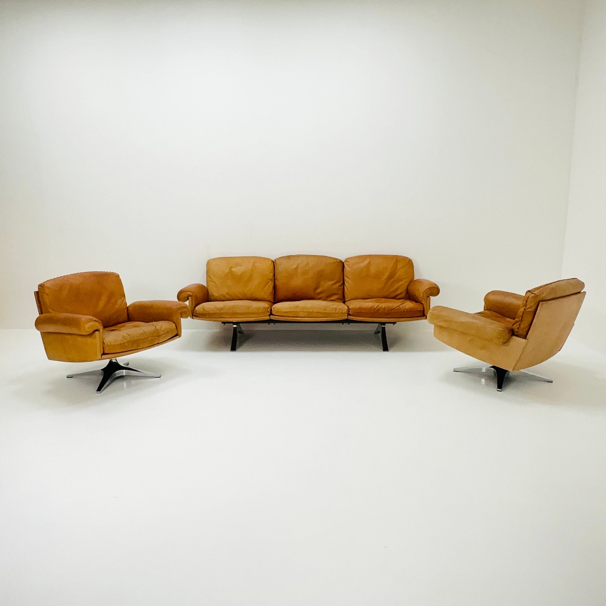 Mid Century De Sede "DS-31" 3-seater sofa and two armchairs set in cognac leather, Switzerland 1970s