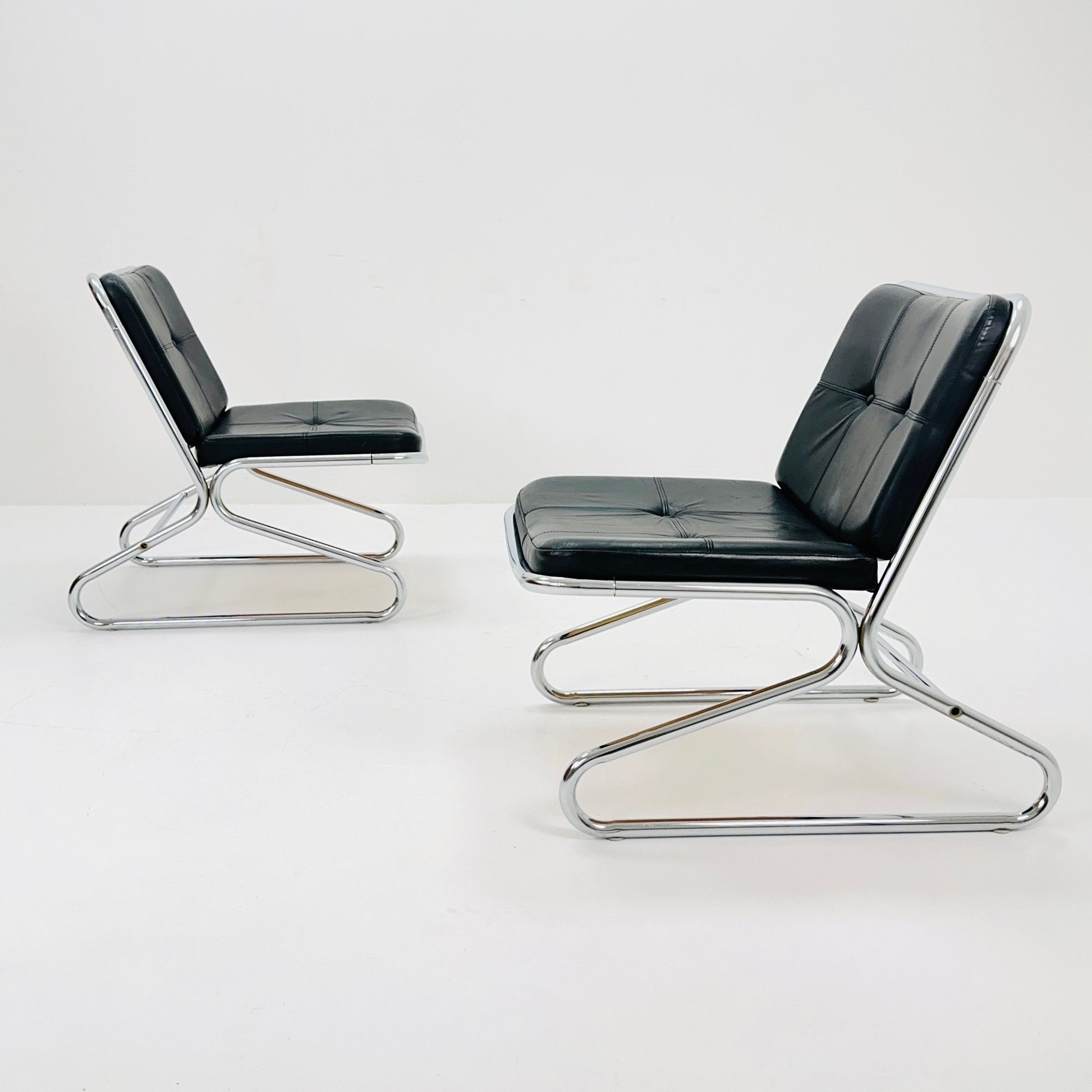 Mid century Bauhaus tubular lounge Chair black leather Italy 1980s