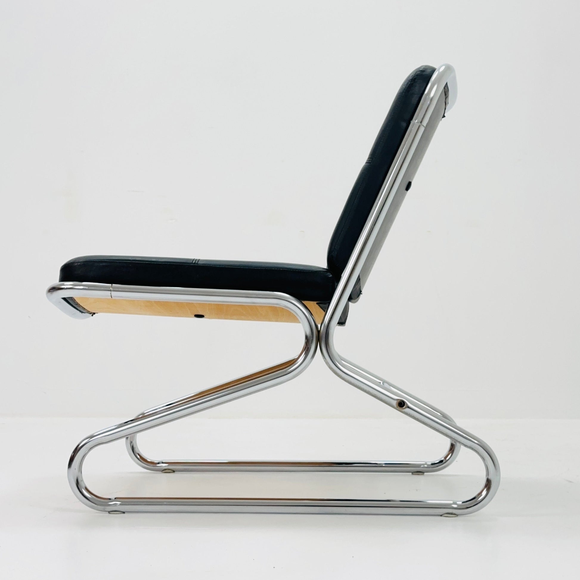 Mid century Bauhaus tubular lounge Chair black leather Italy 1980s