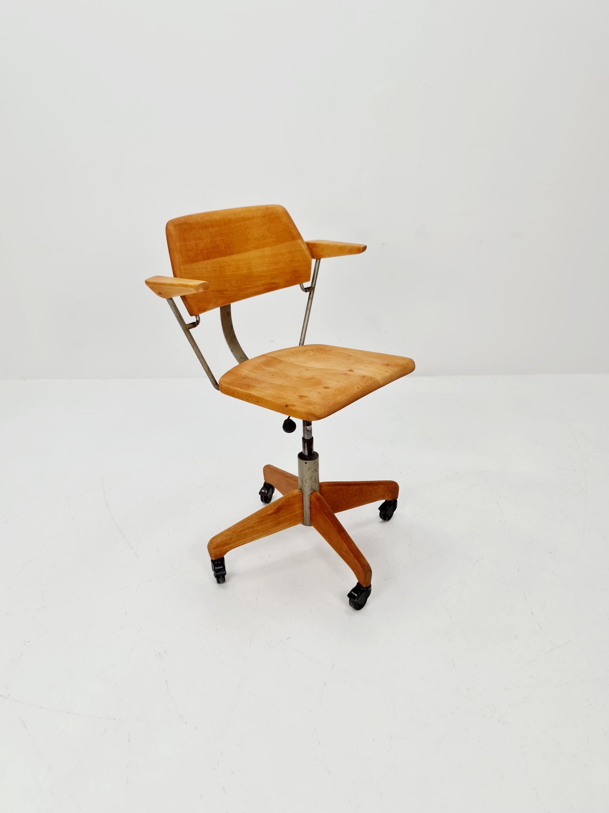 Bauhaus swivel office Armchair in solid wood By stollgiroflex 1930s
