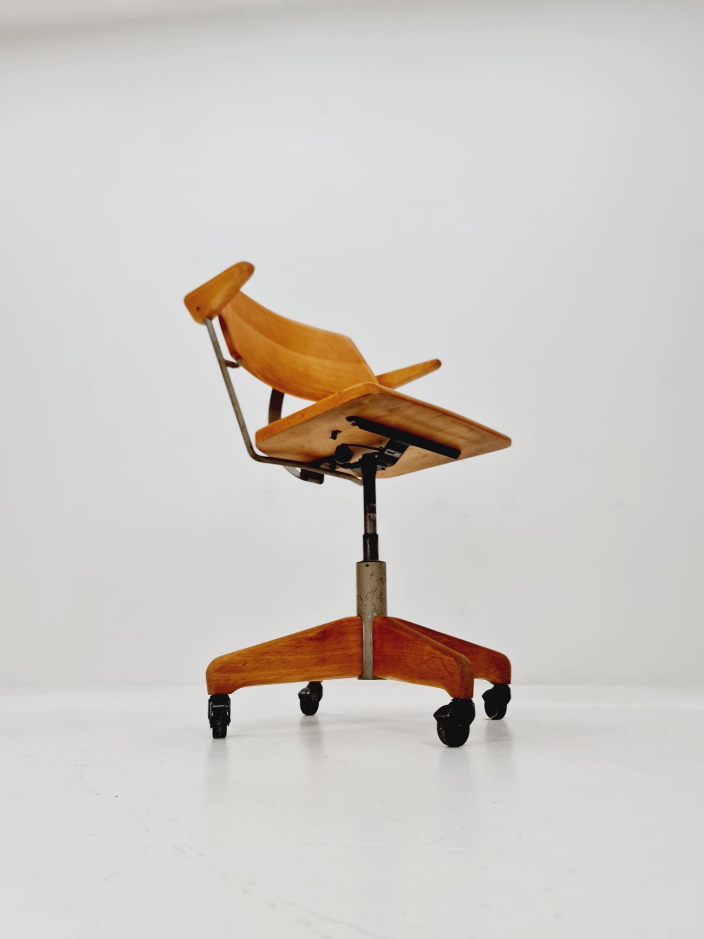 Bauhaus swivel office Armchair in solid wood By stollgiroflex 1930s
