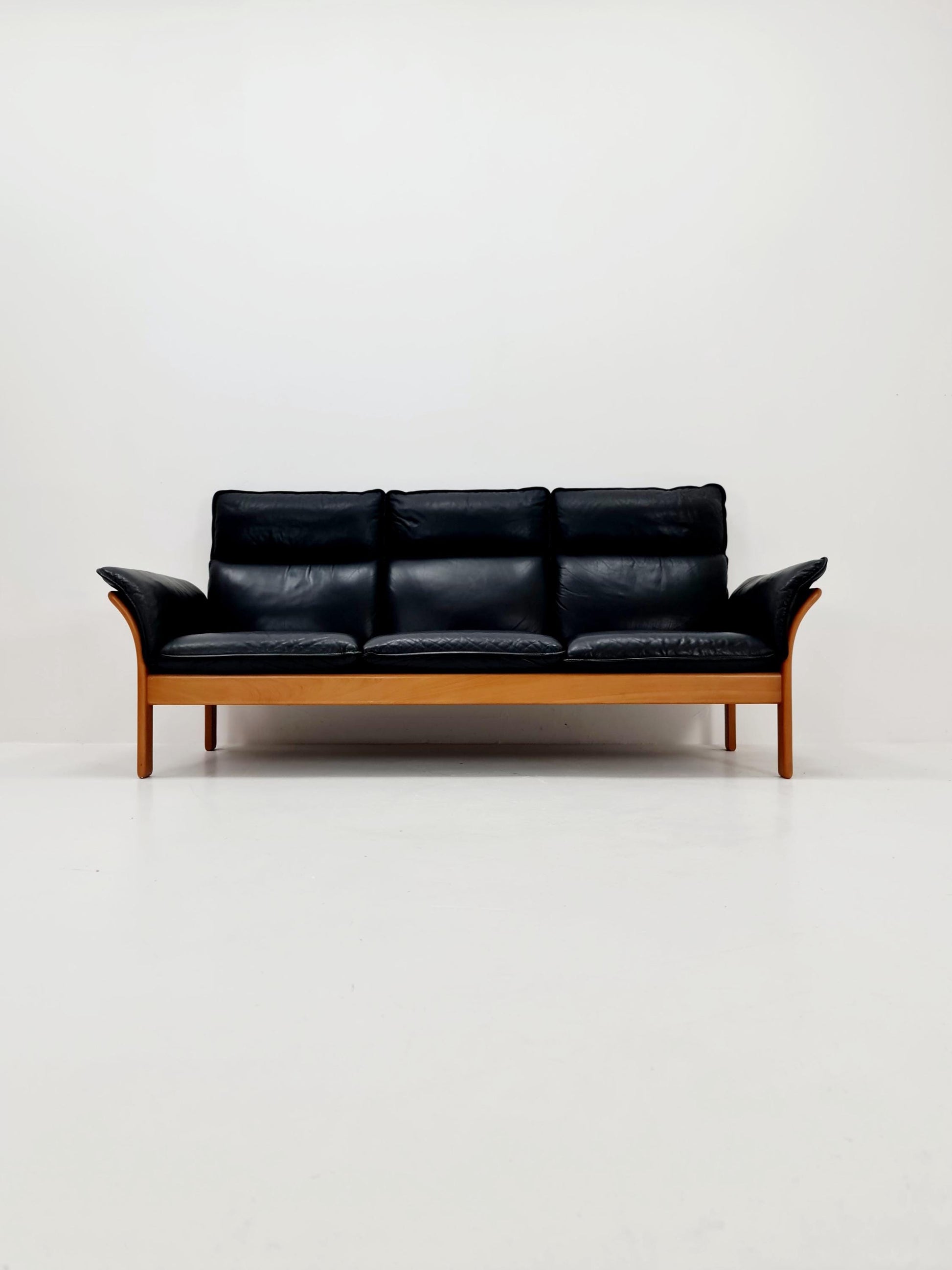 Mid-century German Leather & beech lounge sofa By Dreipunkt Model Scala , 1970s