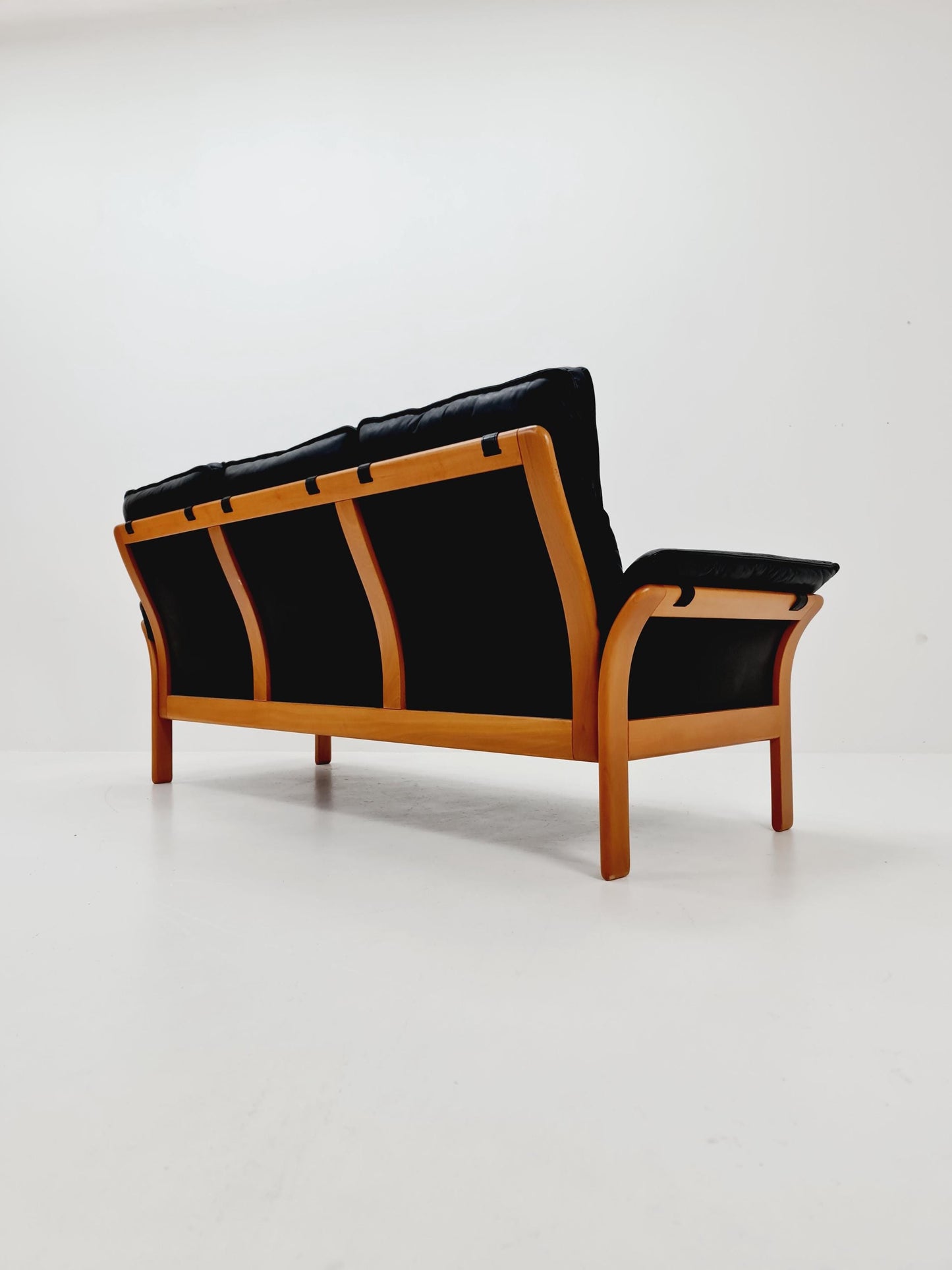 Mid-century German Leather & beech lounge sofa By Dreipunkt Model Scala , 1970s