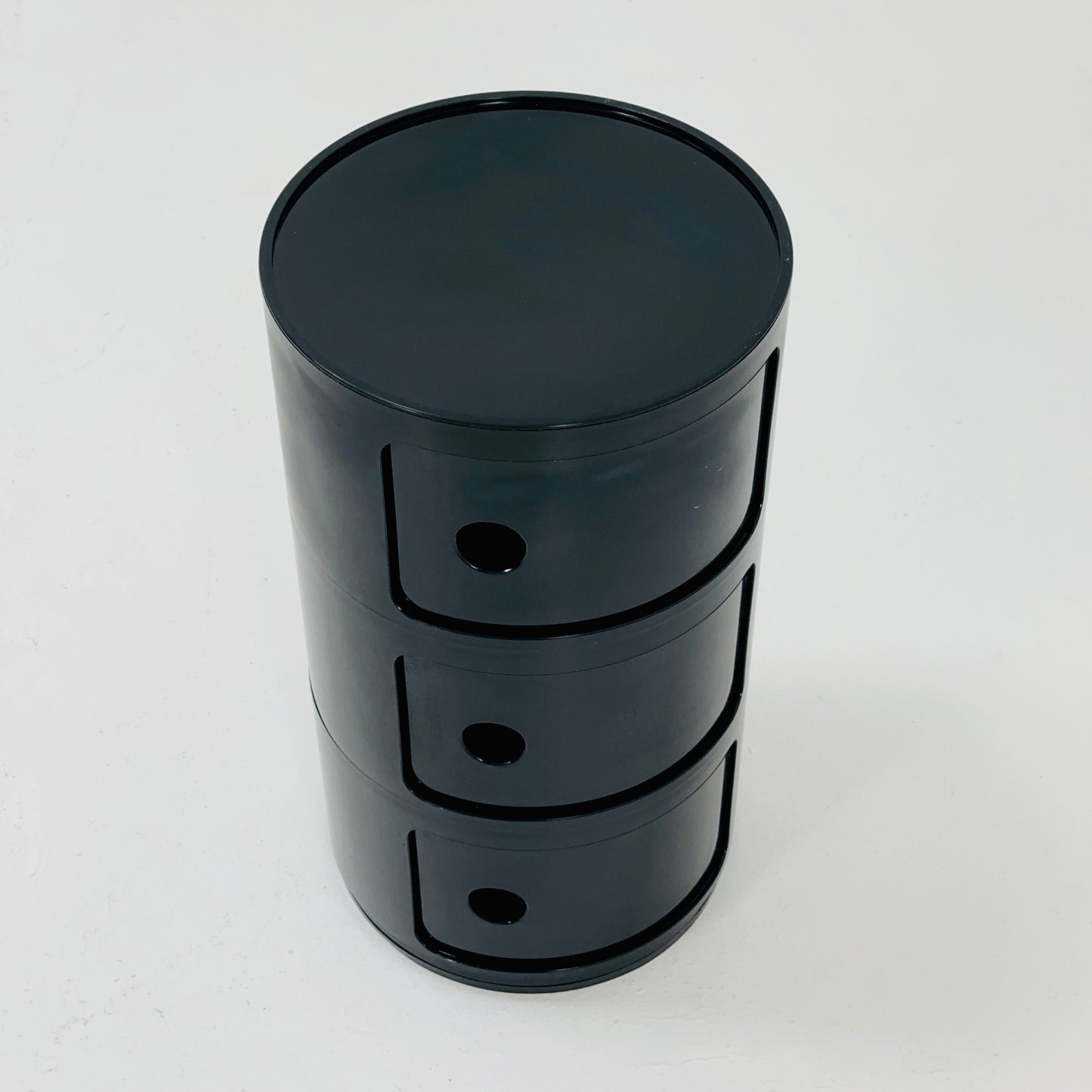 Space age 3 tier Componibili Classic round modular storage unit designed by Anna Castelli Ferrieri for Kartell in 1970s
