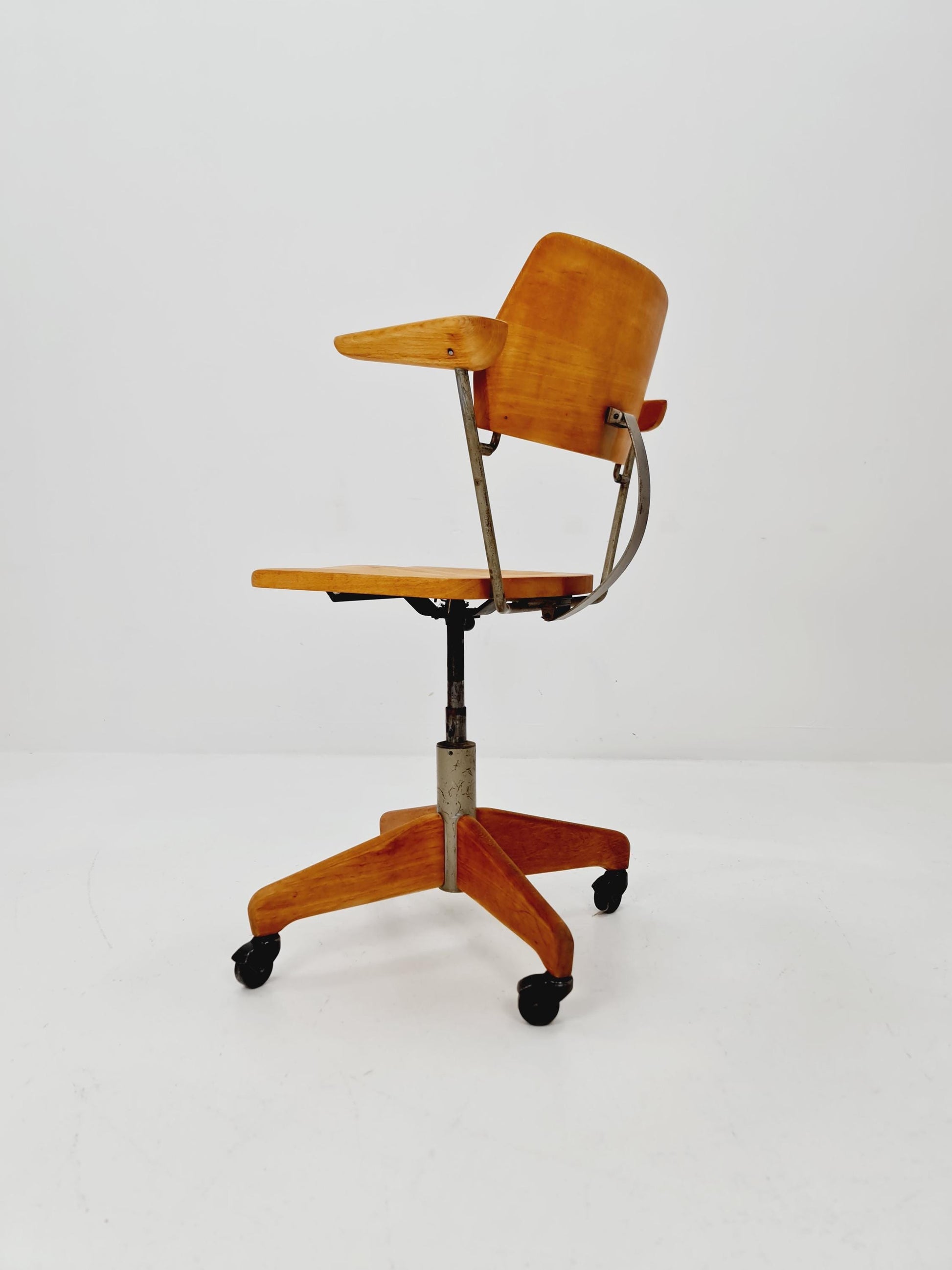 Bauhaus swivel office Armchair in solid wood By stollgiroflex 1930s