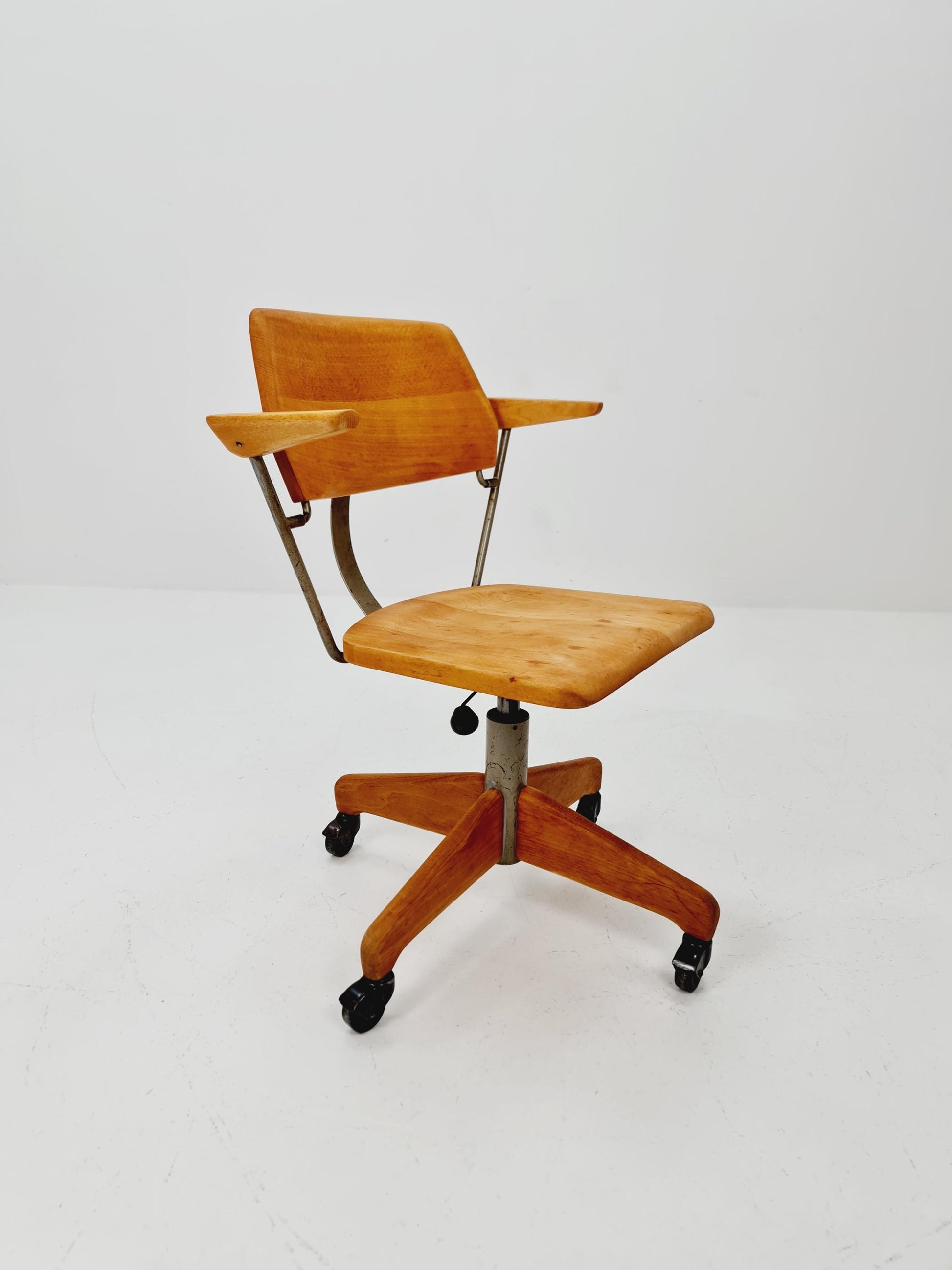 Bauhaus swivel office Armchair in solid wood By stollgiroflex 1930s