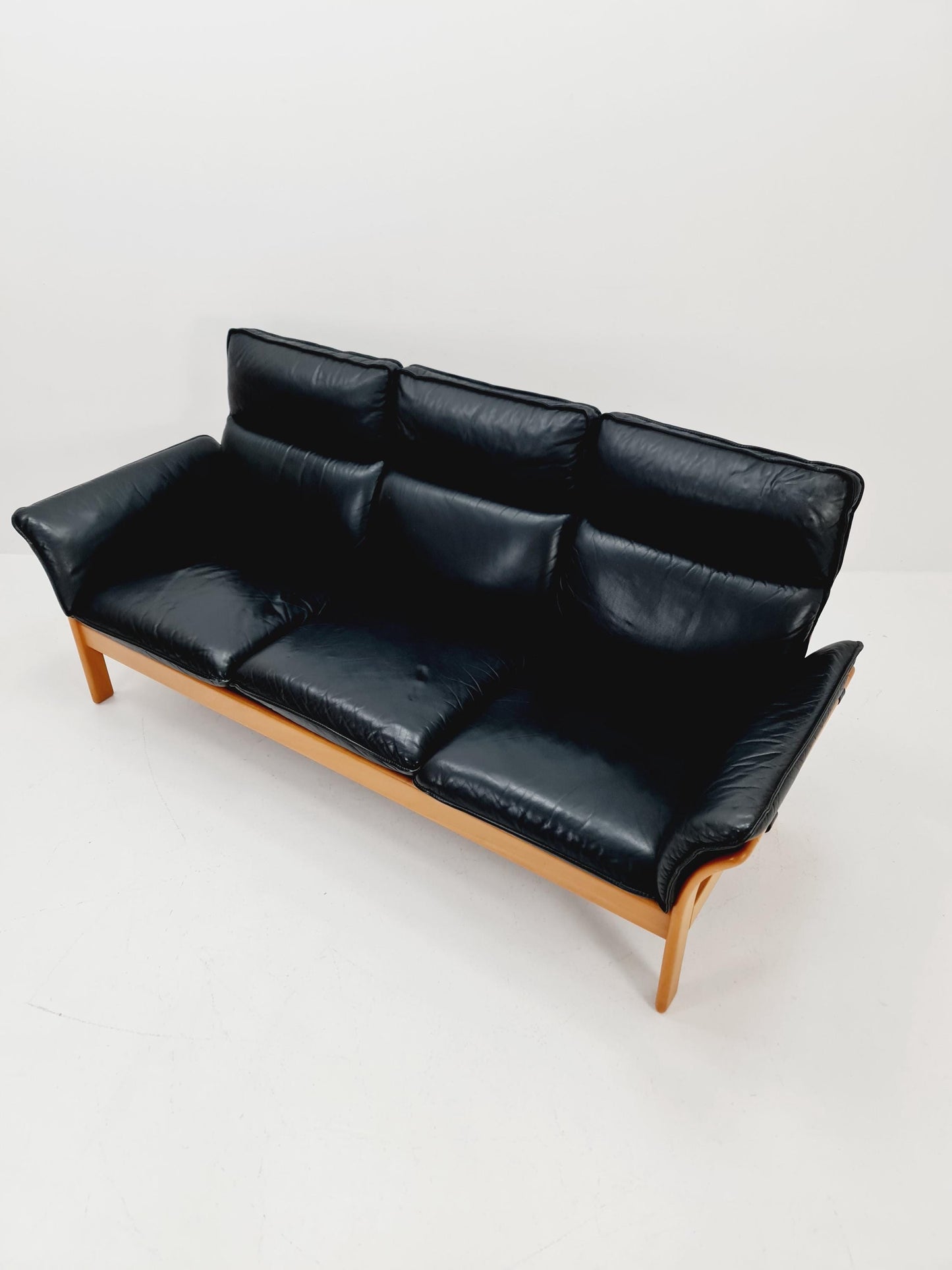 Mid-century German Leather & beech lounge sofa By Dreipunkt Model Scala , 1970s