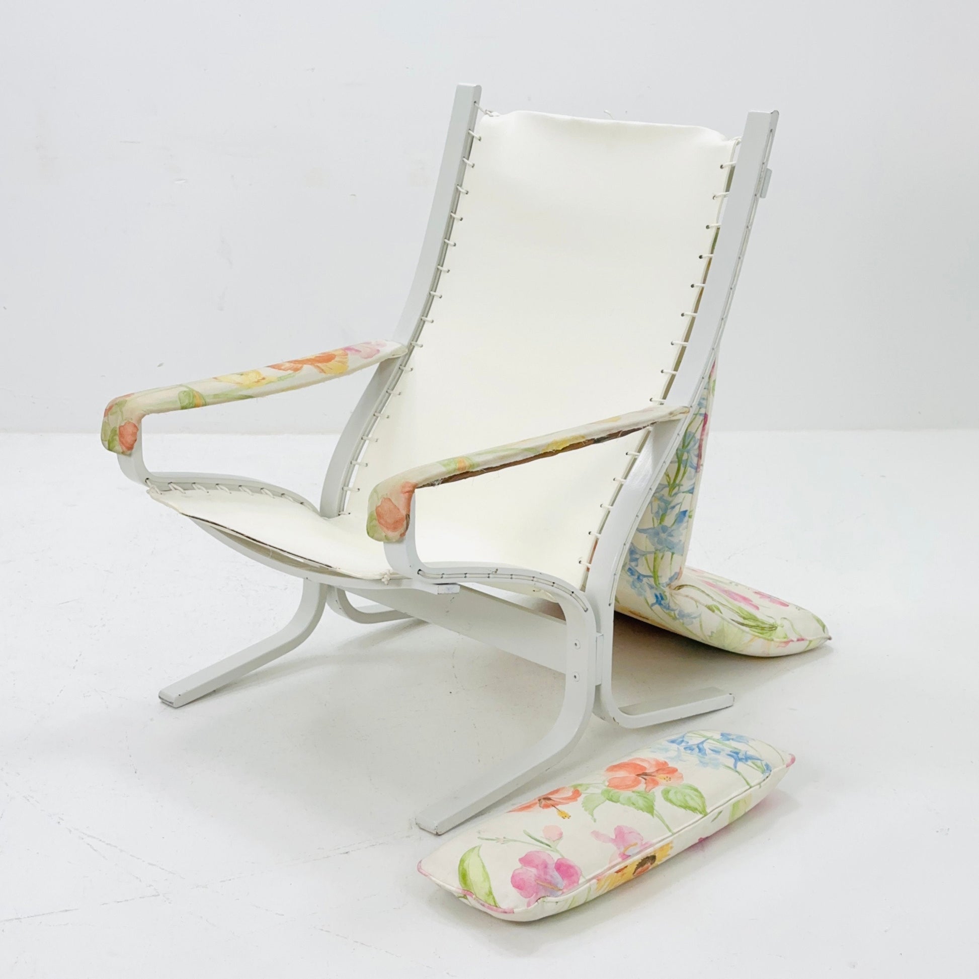 Mid-Century Ingmar Relling Siesta Lounge chair and ottoman Set in flower pattern 1970s Norway