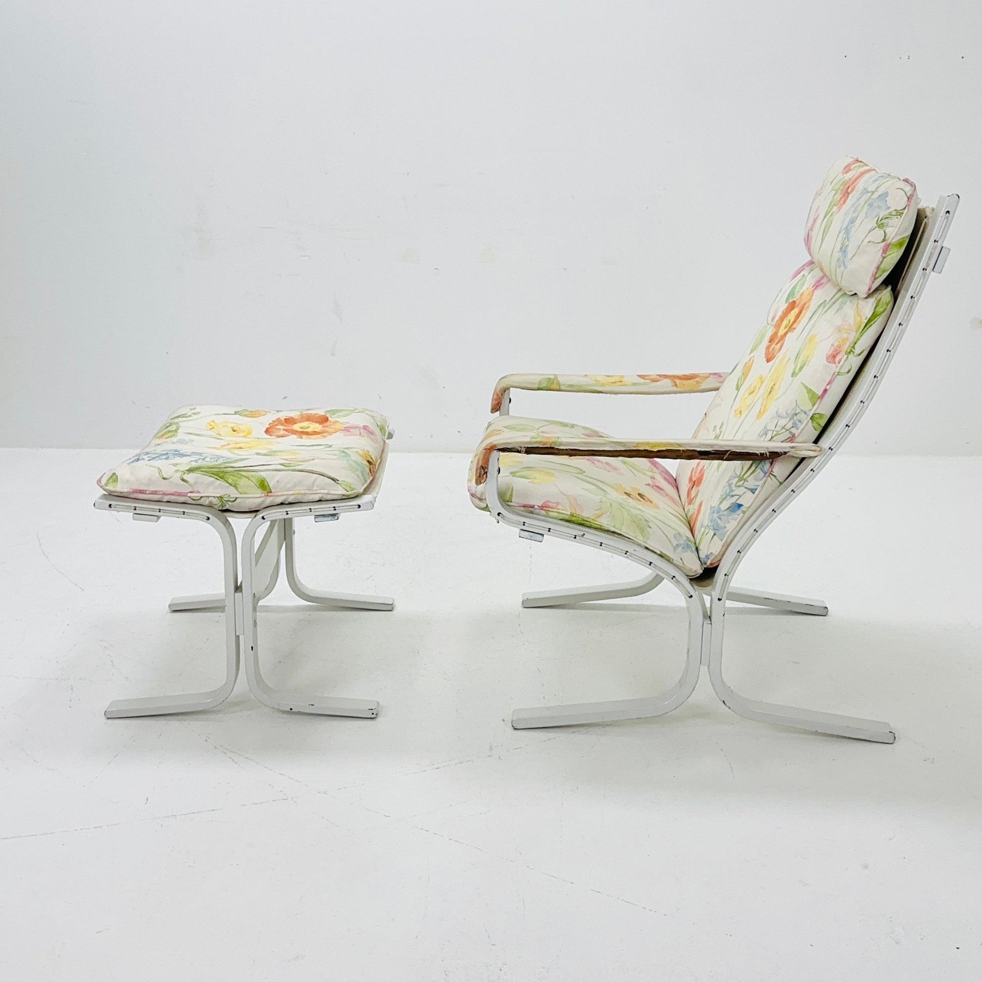 Mid-Century Ingmar Relling Siesta Lounge chair and ottoman Set in flower pattern 1970s Norway