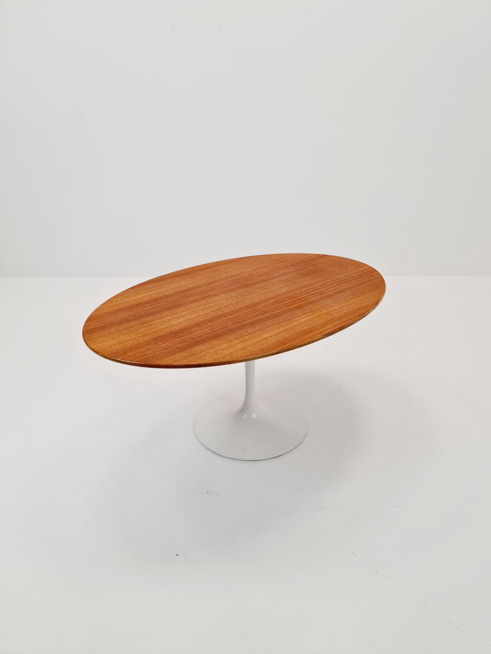 Mid Century Modern coffee table Oval by Eero Saarinen für Knoll 1960s