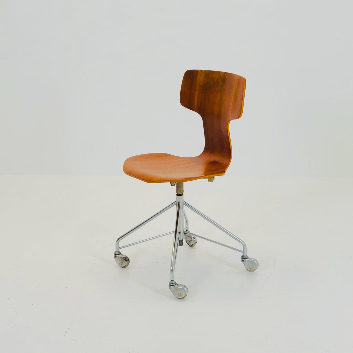 Mid century Arne Jacobsen, swivel desk chair made teak model 3113, Fritz Hansen, 1960s