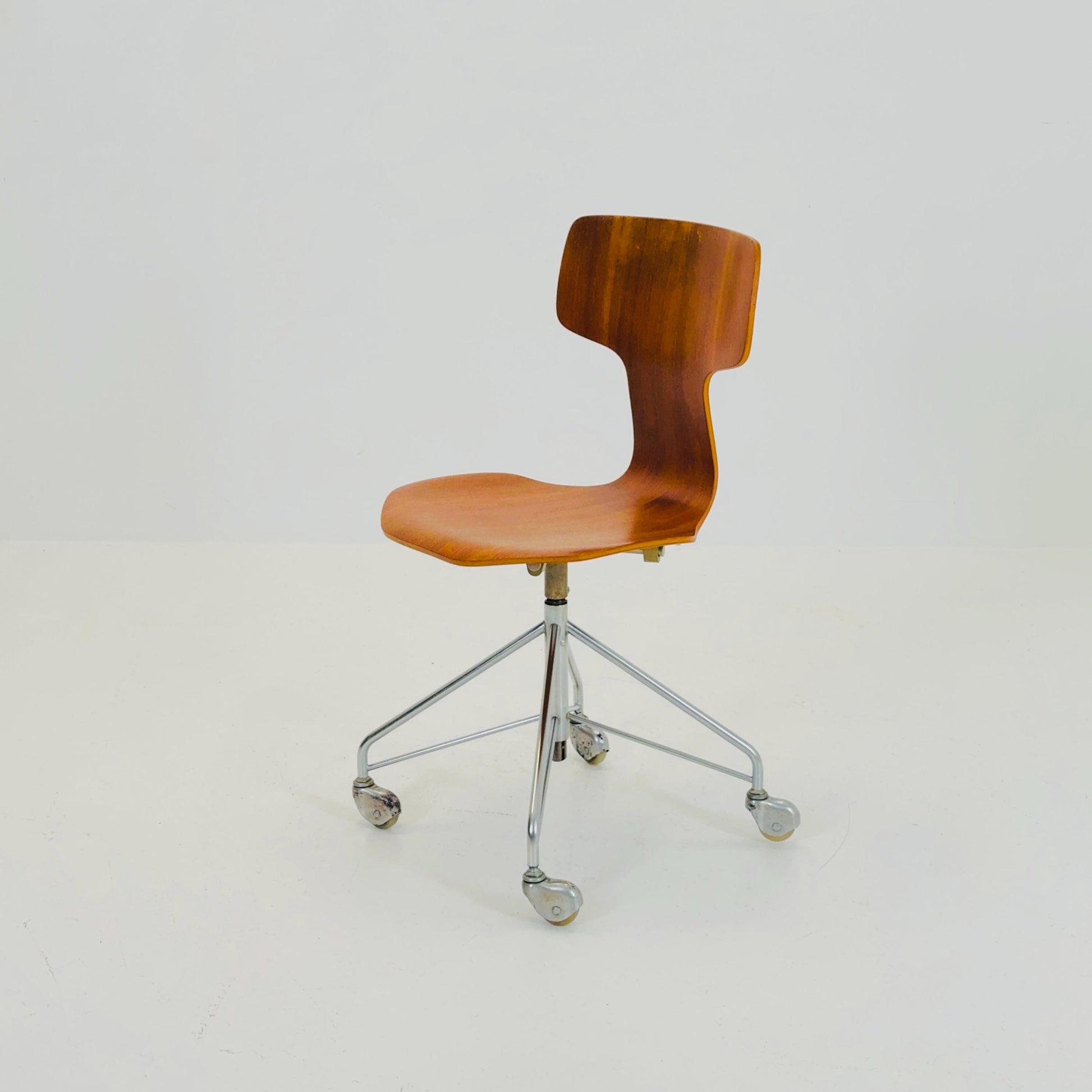 Mid century Arne Jacobsen, swivel desk chair made teak model 3113, Fritz Hansen, 1960s