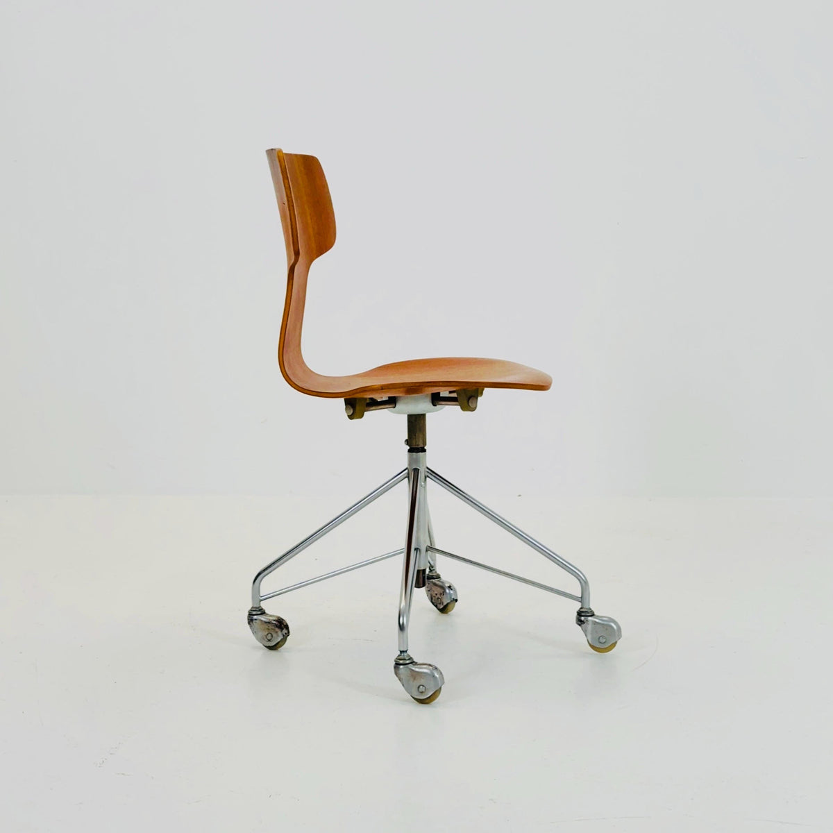 Mid century Arne Jacobsen, swivel desk chair made teak model 3113, Fritz Hansen, 1960s