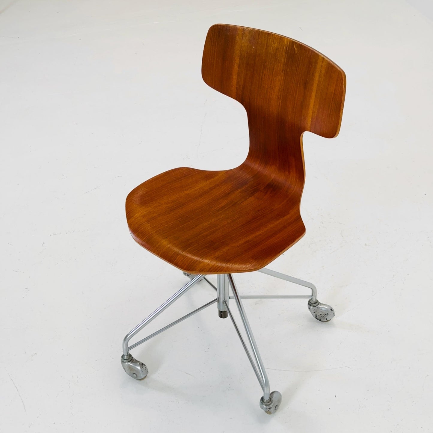Mid century Arne Jacobsen, swivel desk chair made teak model 3113, Fritz Hansen, 1960s
