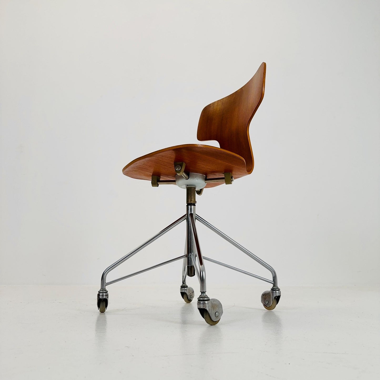 Mid century Arne Jacobsen, swivel desk chair made teak model 3113, Fritz Hansen, 1960s