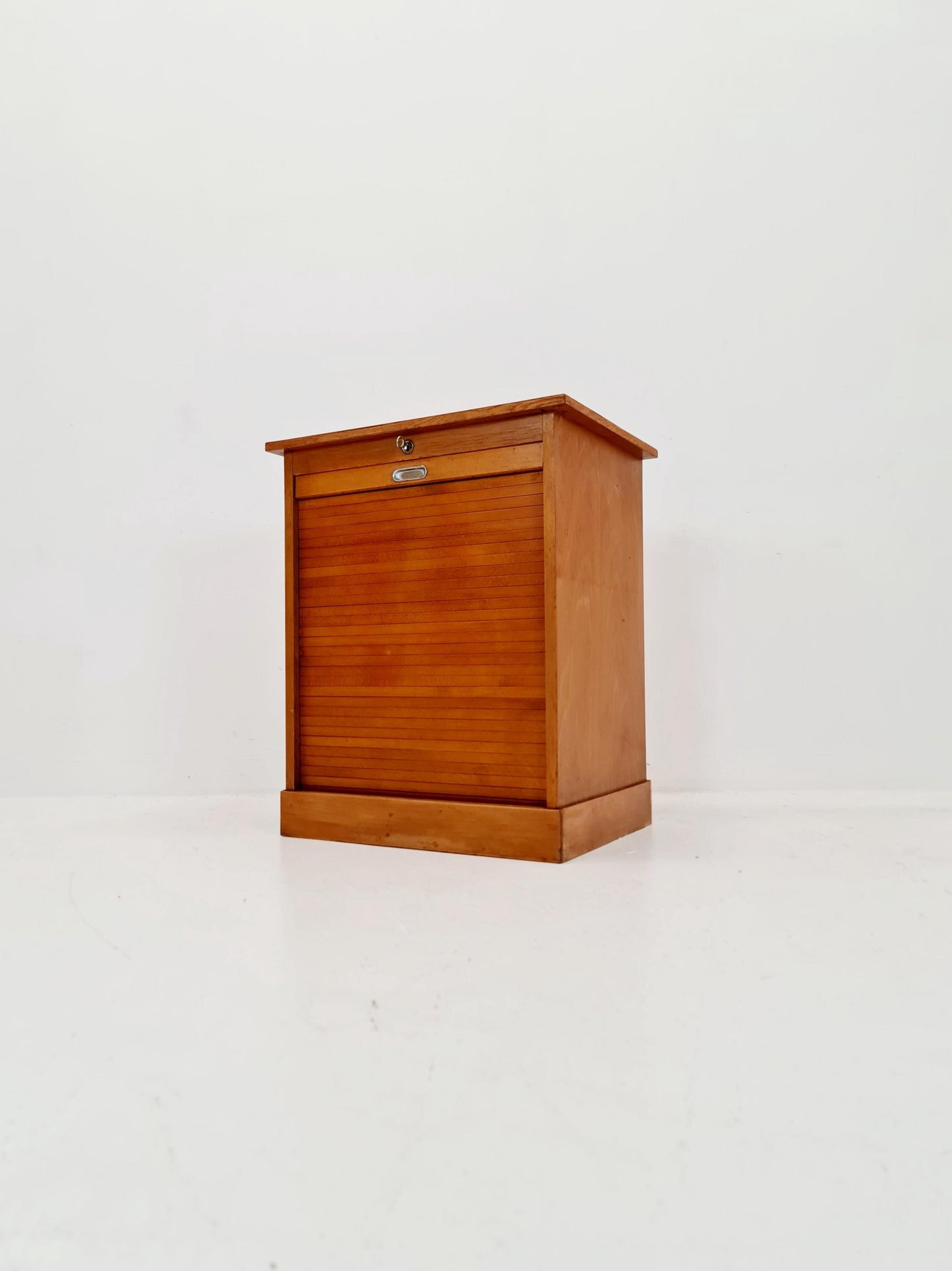Bauhaus German roll document cabinet in Oak Wood by Koncord Möbel , 1930s