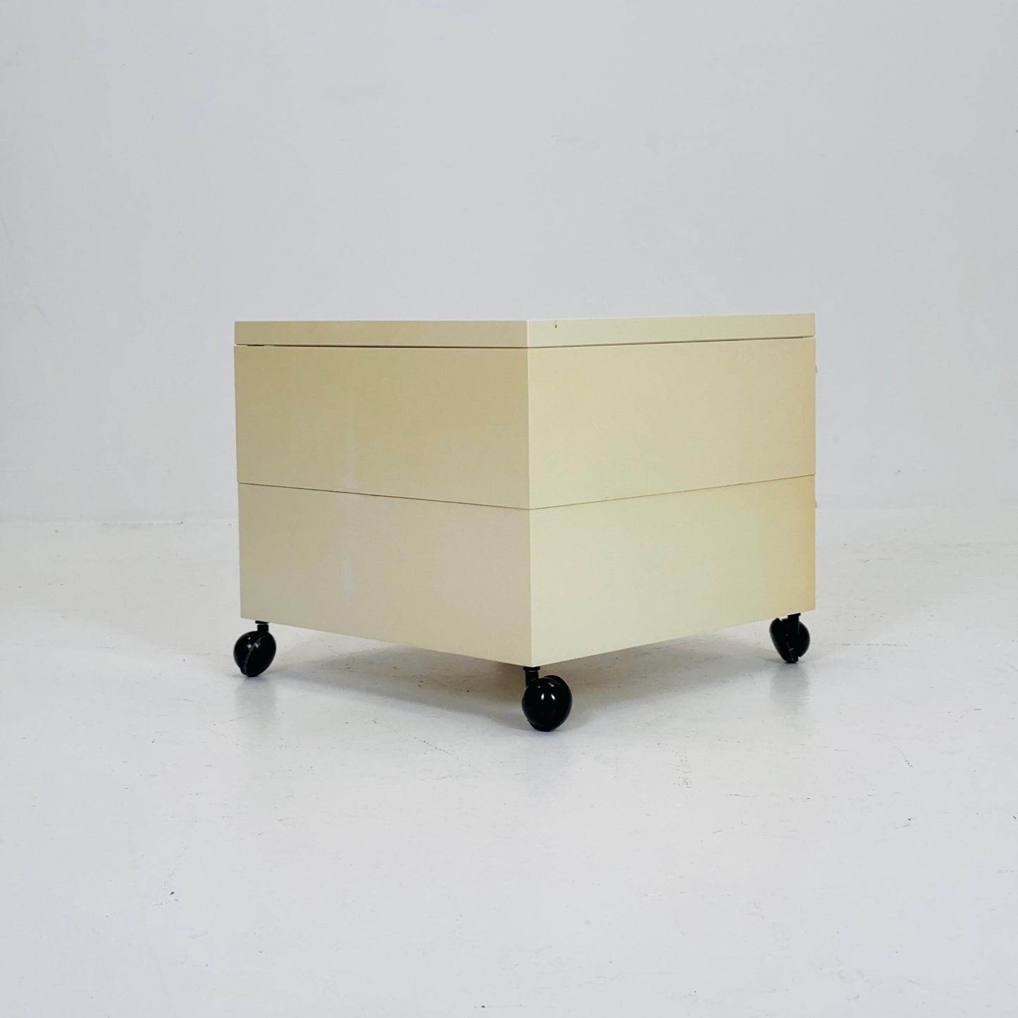Space age Chest of drawers on wheels model 4601 by Simon Fussell for Kartell, Italy 1970s