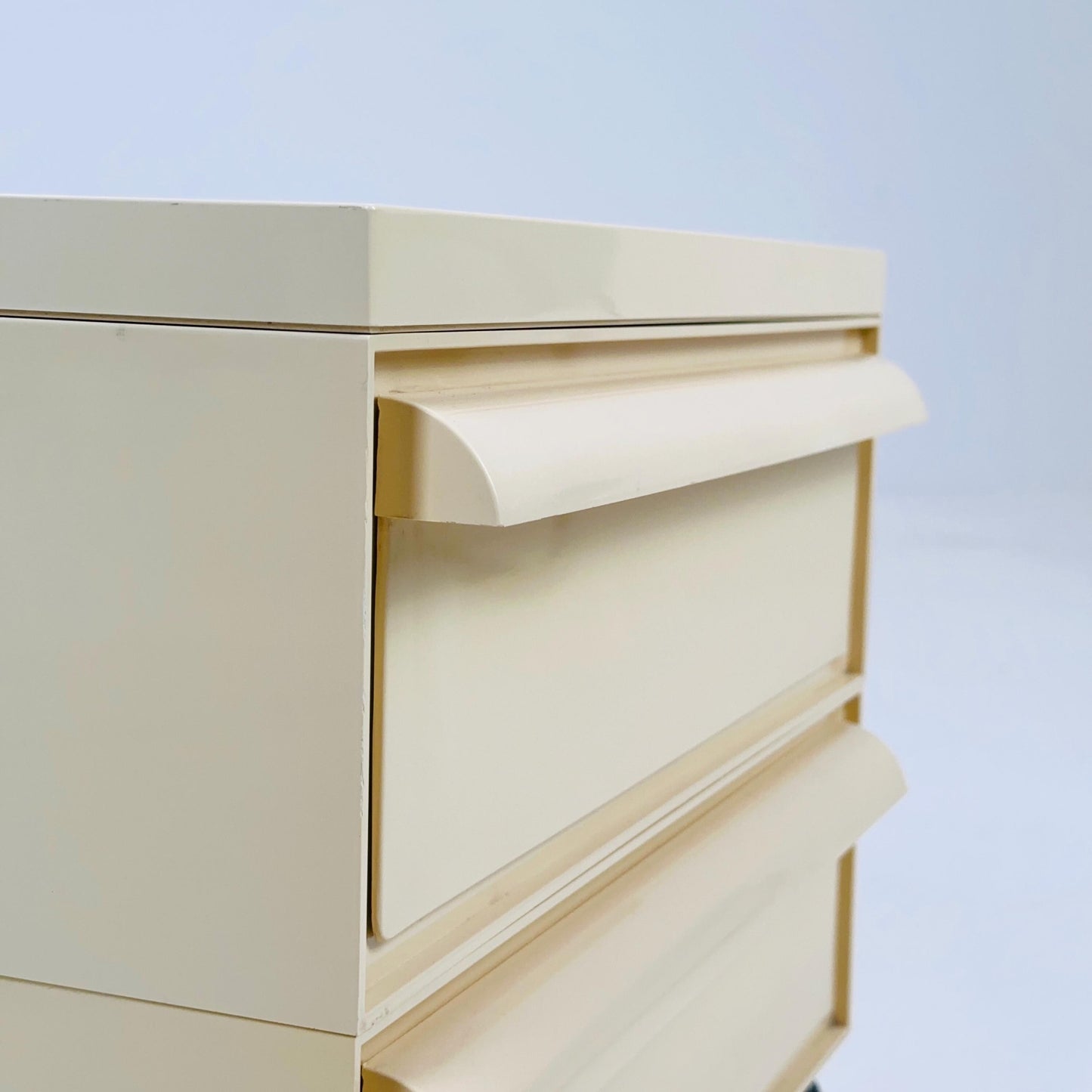 Space age Chest of drawers on wheels model 4601 by Simon Fussell for Kartell, Italy 1970s