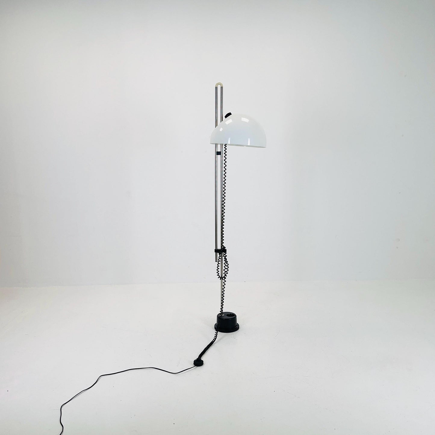 Mid century white 4026 floor lamp in acrylic glass & chrome by Carlo Santi for Kartell Design, Italy, 1970s