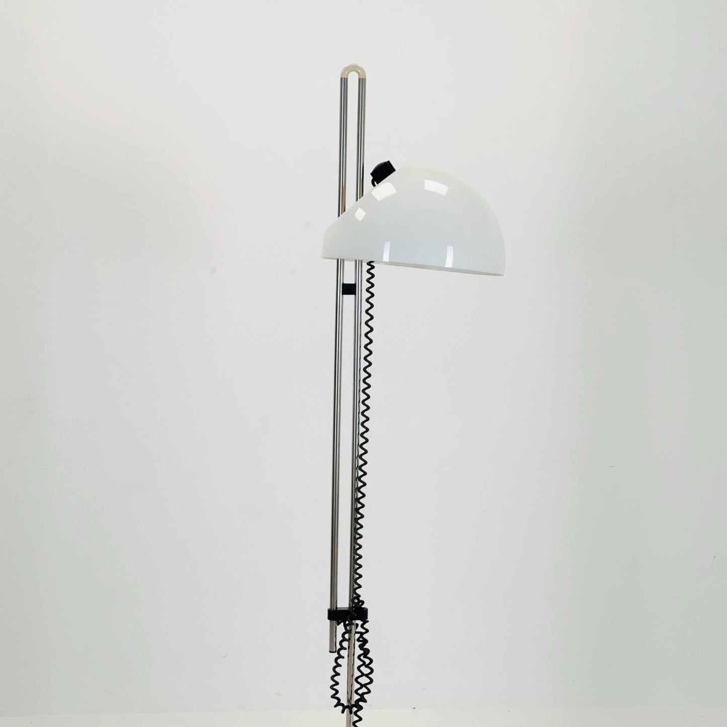 Mid century white 4026 floor lamp in acrylic glass & chrome by Carlo Santi for Kartell Design, Italy, 1970s