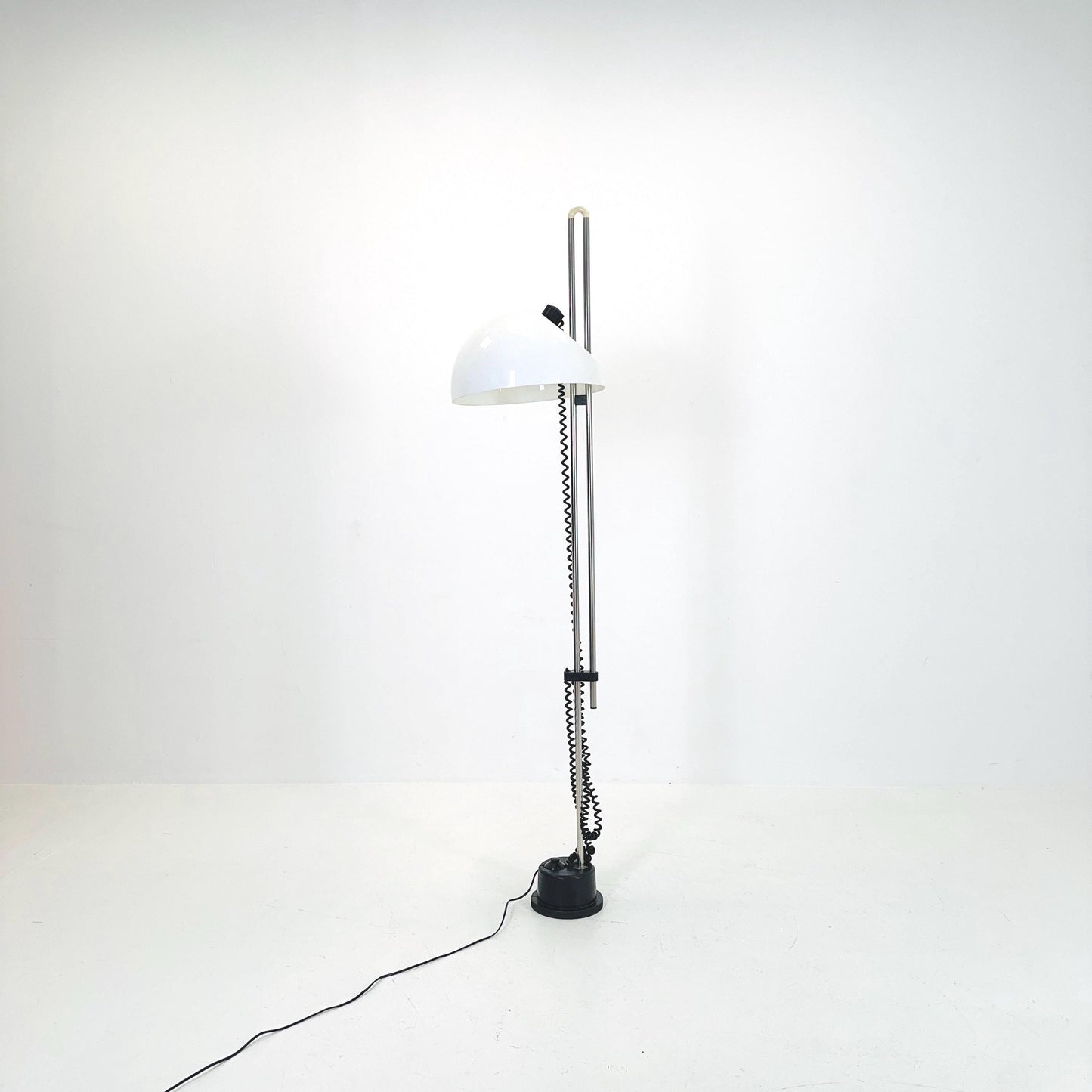 Mid century white 4026 floor lamp in acrylic glass & chrome by Carlo Santi for Kartell Design, Italy, 1970s