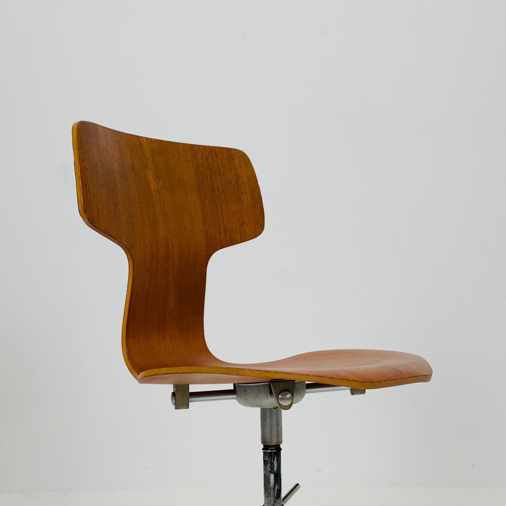 Mid century height adjustable Hammer 3113 desk chair in Teak , by Arne Jacobsen for Fritz Hansen, 1960s