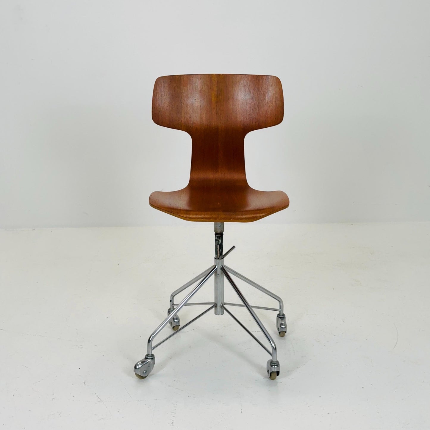 Mid century height adjustable Hammer 3113 desk chair in Teak , by Arne Jacobsen for Fritz Hansen, 1960s