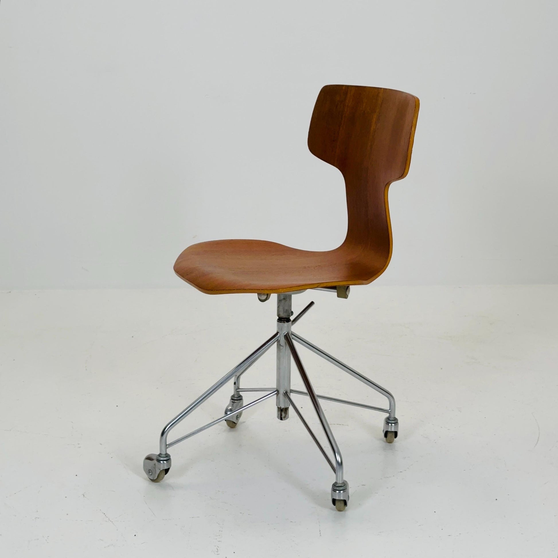 Mid century height adjustable Hammer 3113 desk chair in Teak , by Arne Jacobsen for Fritz Hansen, 1960s